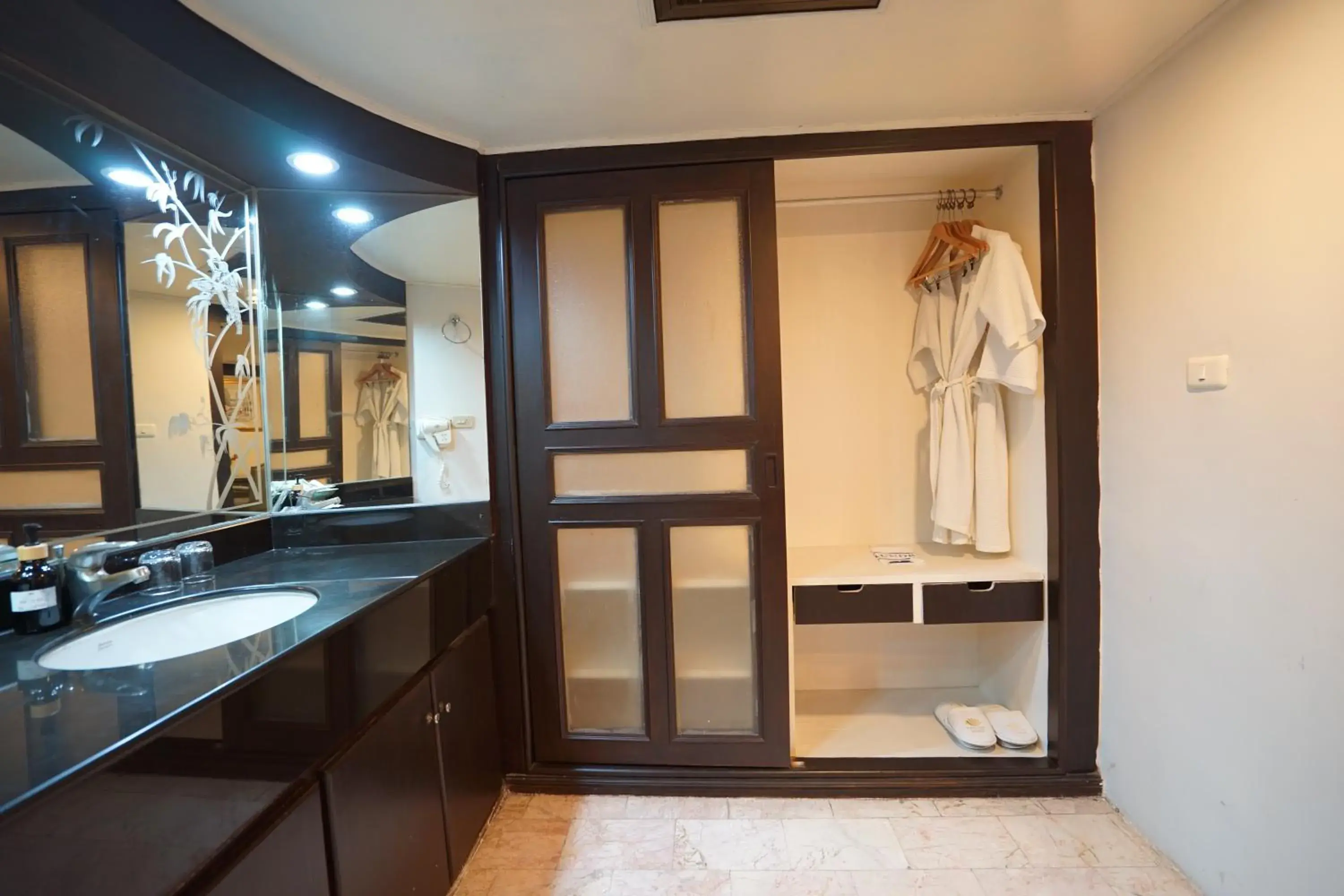 Bathroom in King Park Avenue Hotel Bangkok Bathroom in King Park Avenue Hotel Bangkok