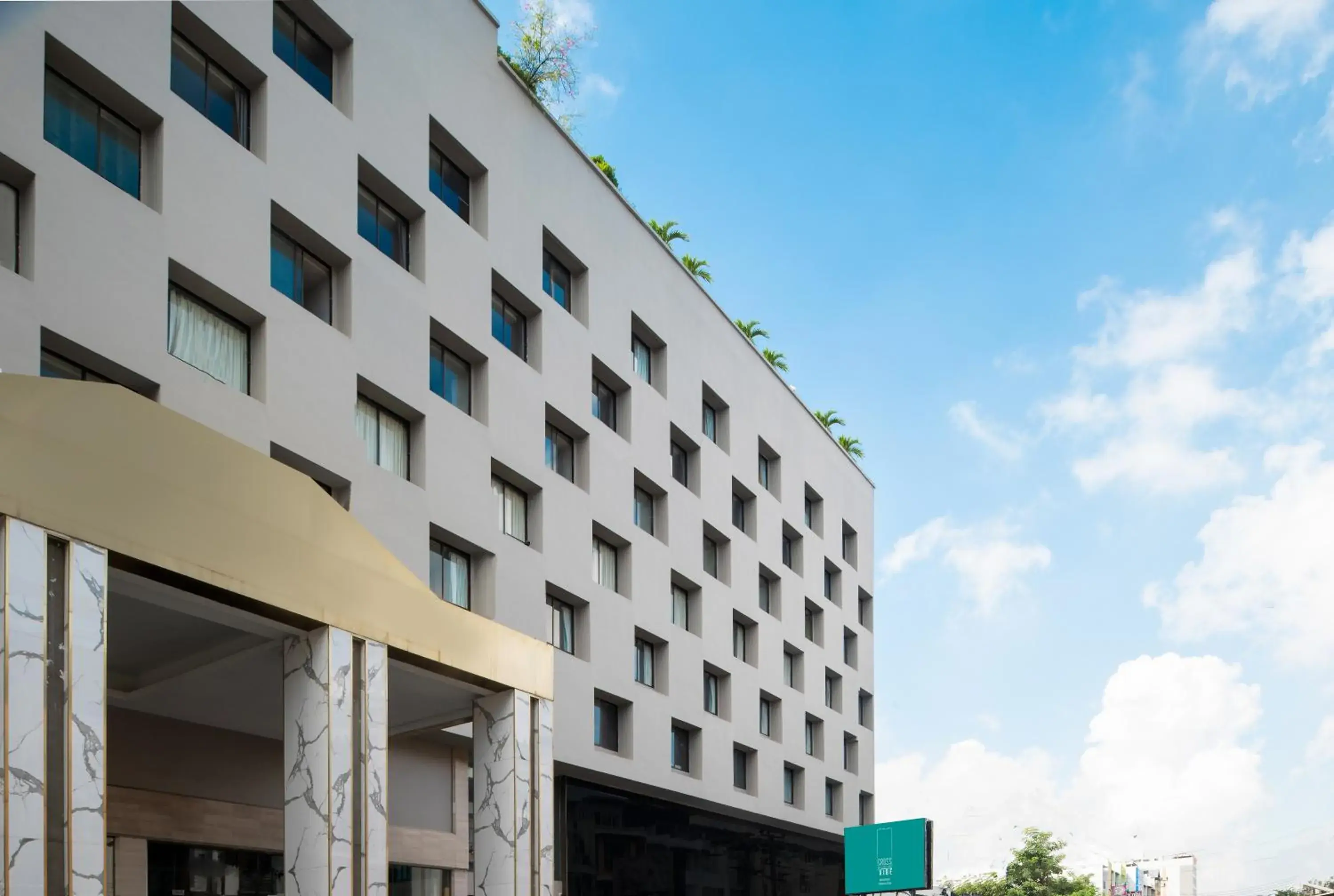 Property building in Cross Vibe Bangkok Srinakarin Property building in Cross Vibe Bangkok Srinakarin