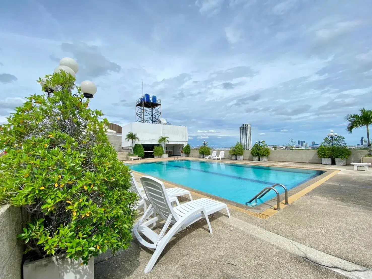 Swimming pool in King Park Avenue Hotel Bangkok Swimming pool in King Park Avenue Hotel Bangkok