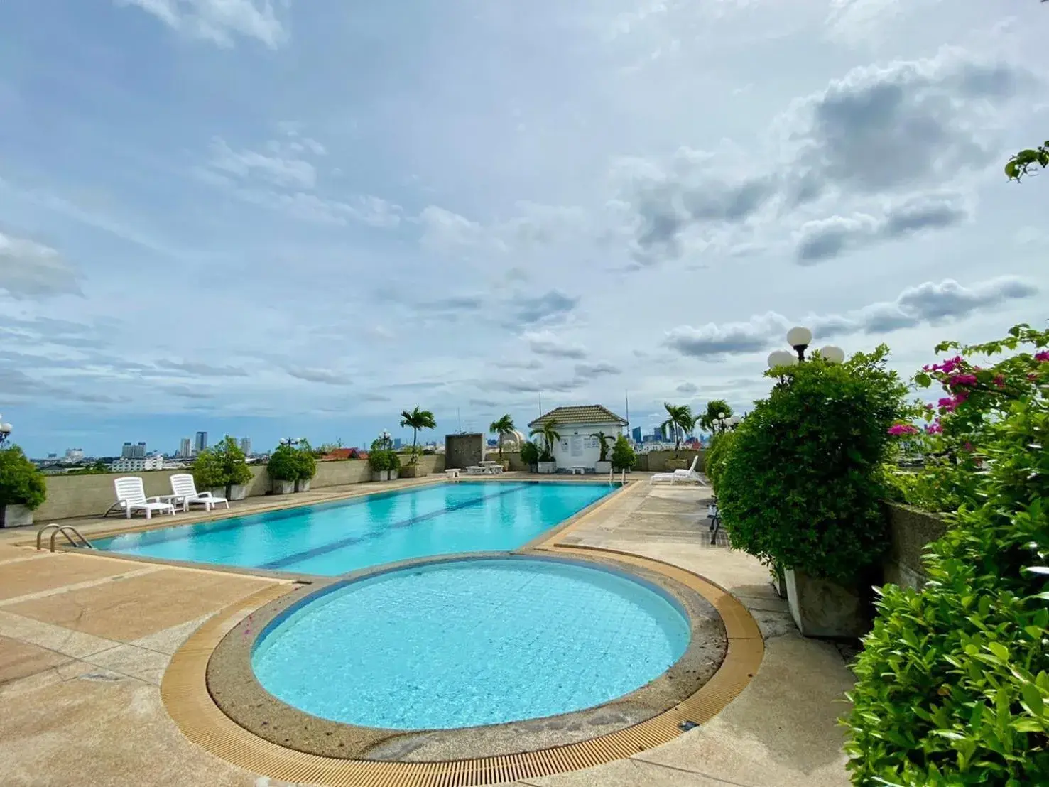 Swimming pool in King Park Avenue Hotel Bangkok Swimming pool in King Park Avenue Hotel Bangkok