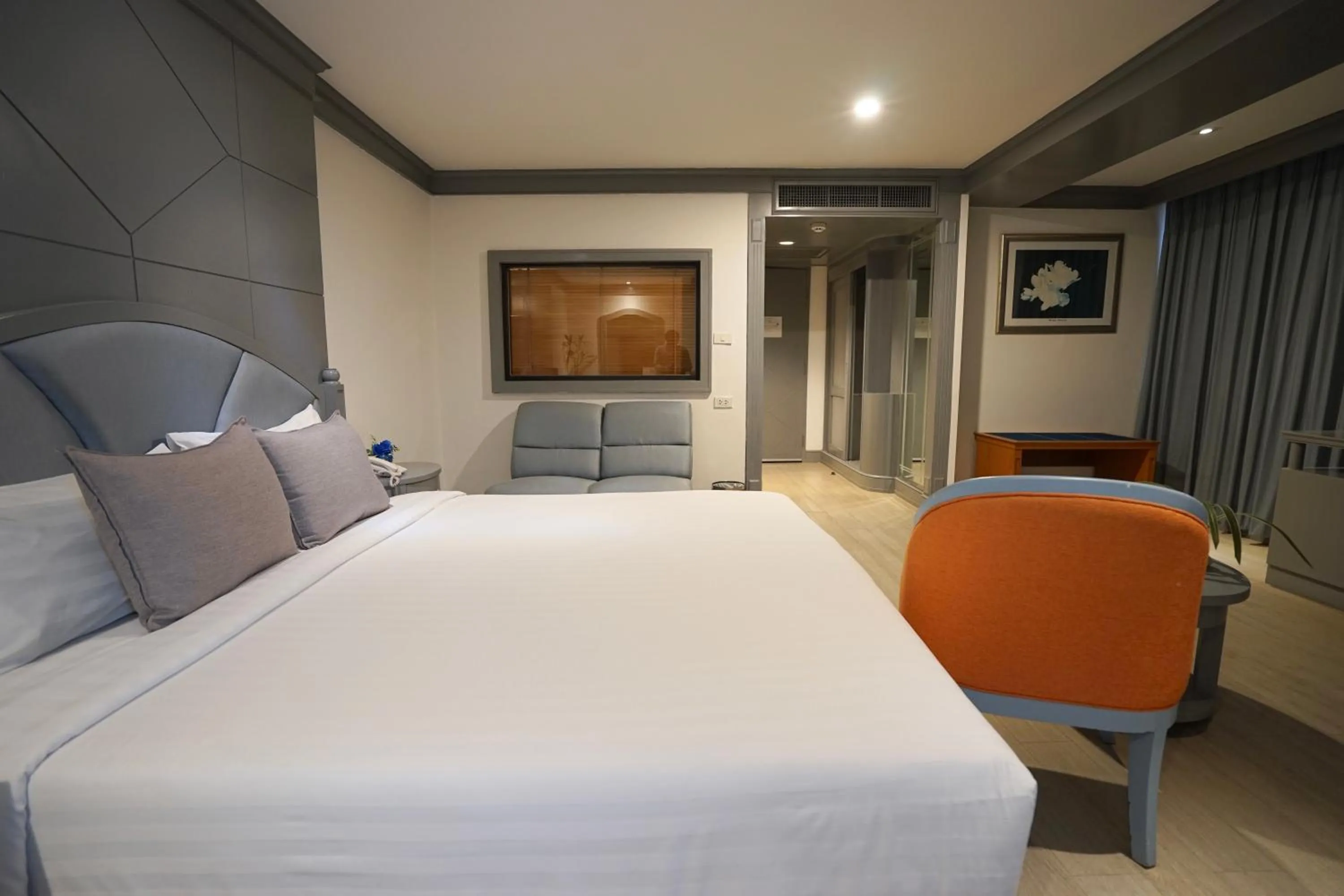 Photo of the whole room, Bed in King Park Avenue Hotel Bangkok