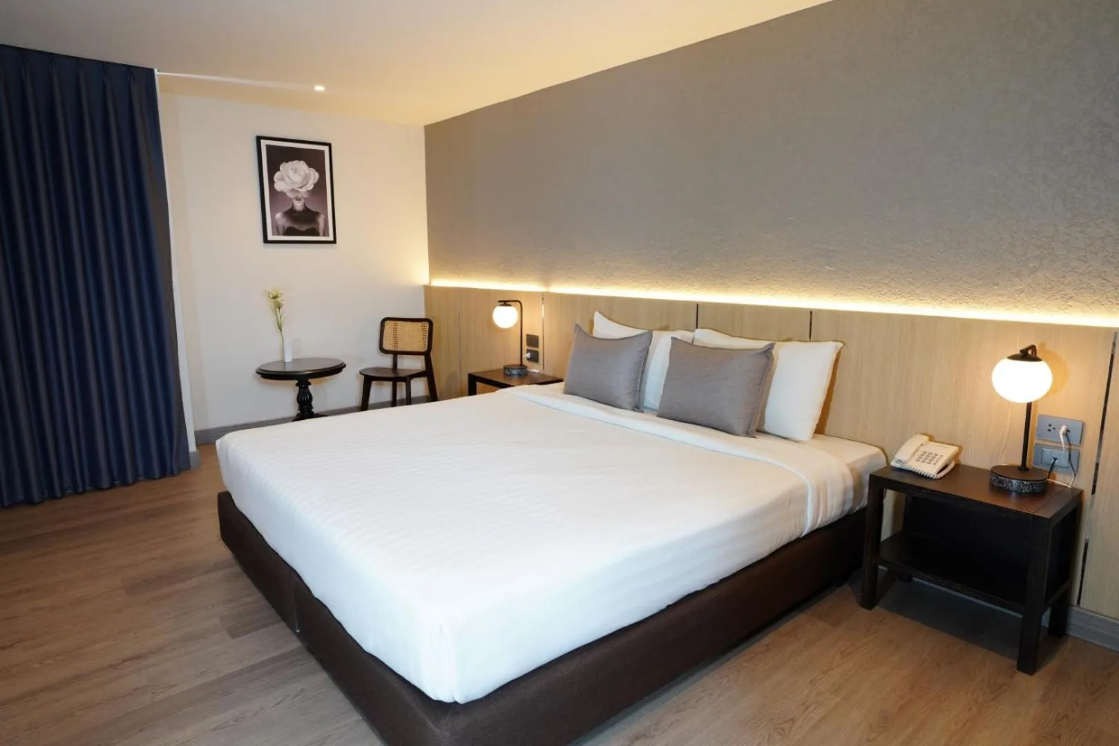 Seating area, Bed in King Park Avenue Hotel Bangkok