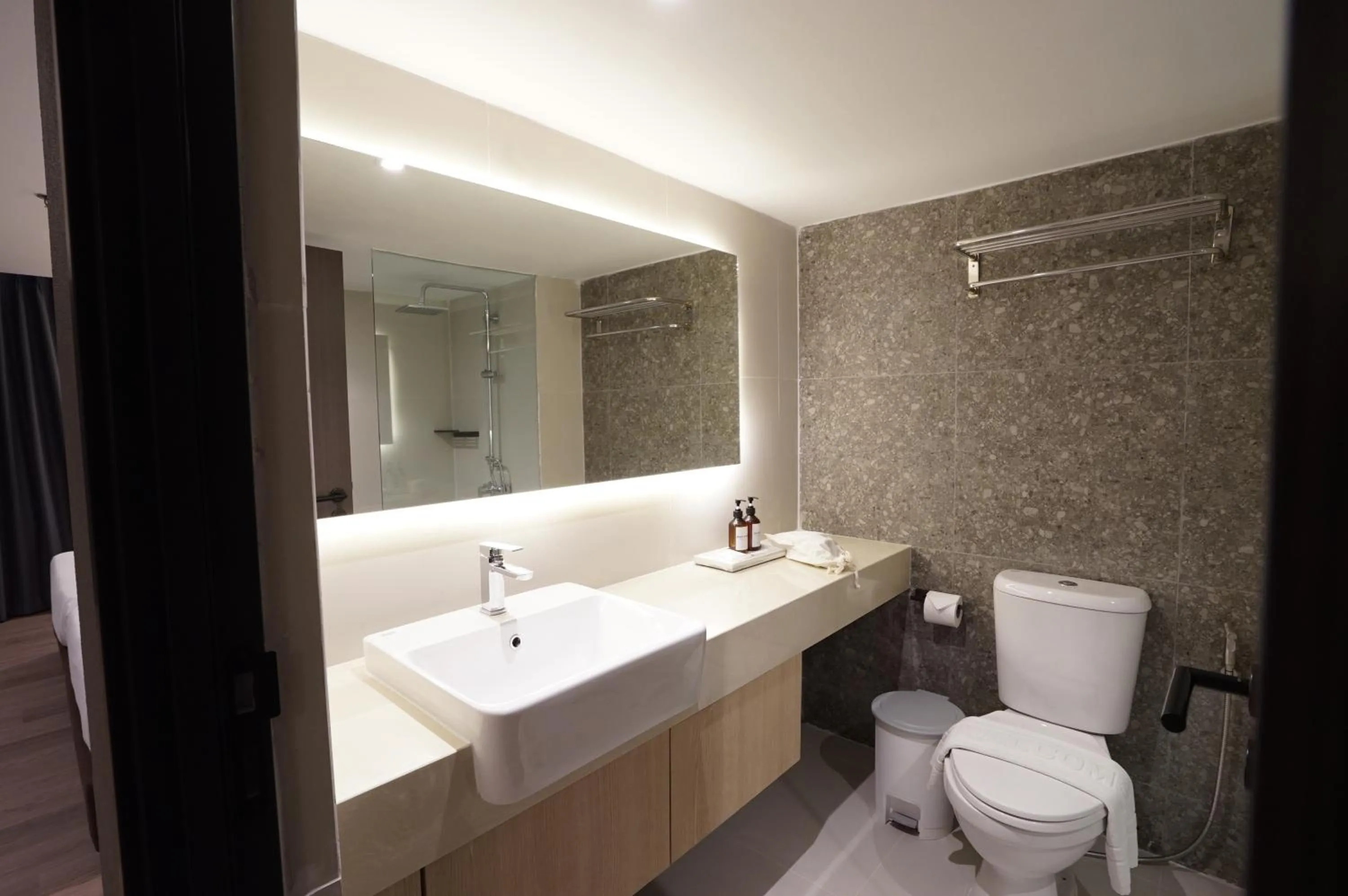 Toilet in King Park Avenue Hotel Bangkok