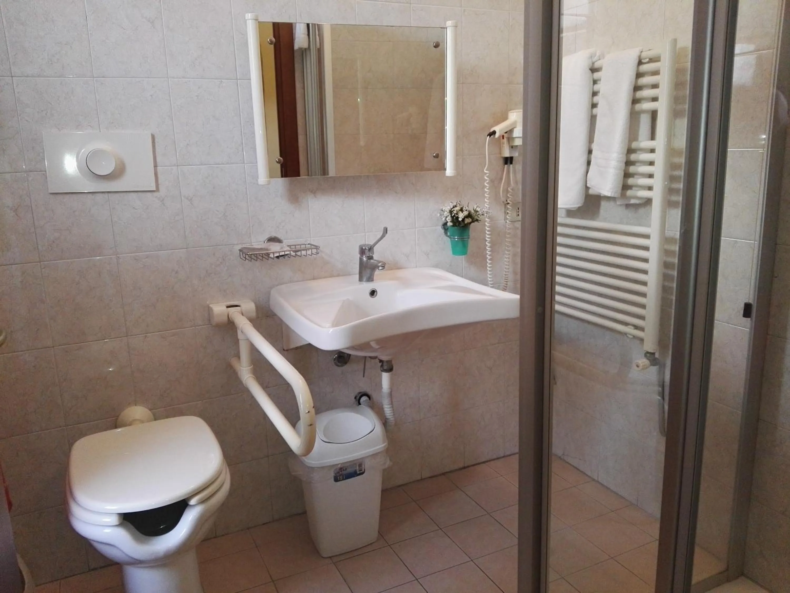 Bathroom in Hotel Loreto