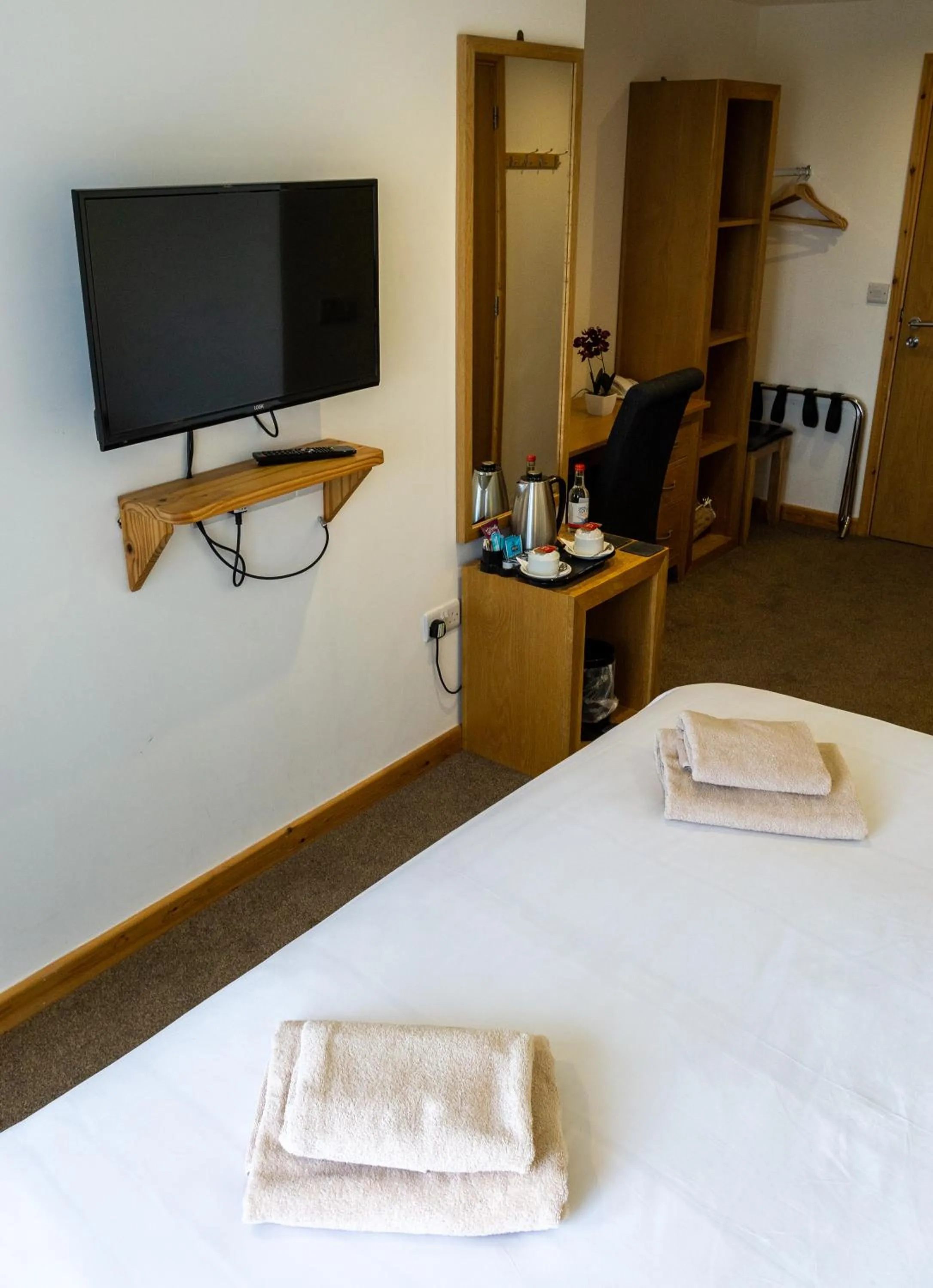 Bedroom, Bed in The Windmill Inn