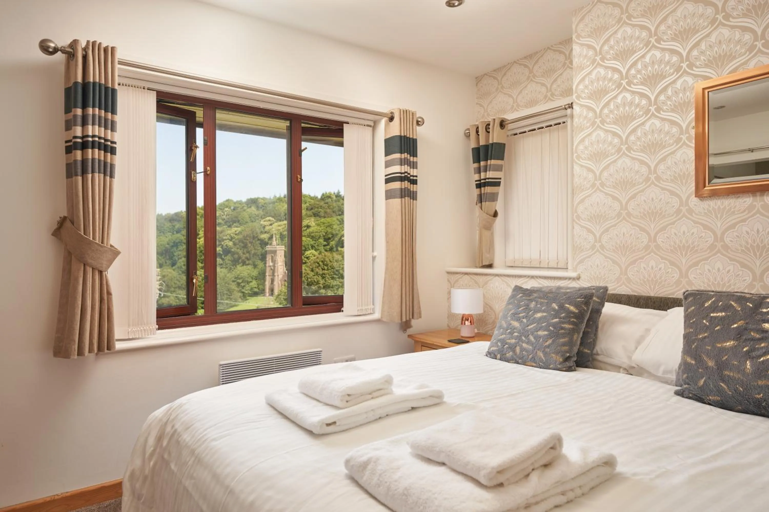 Bedroom, Bed in The Windmill Inn