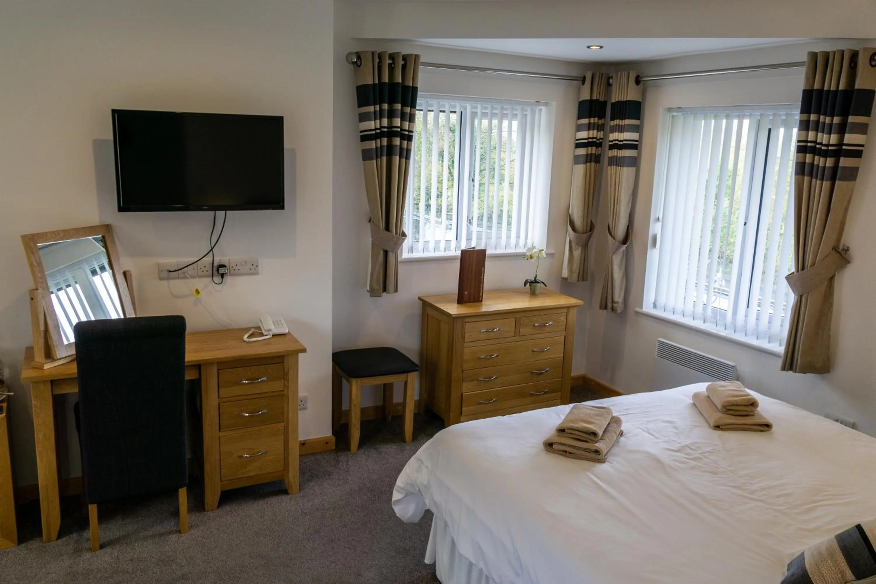 Bedroom, Bed in The Windmill Inn