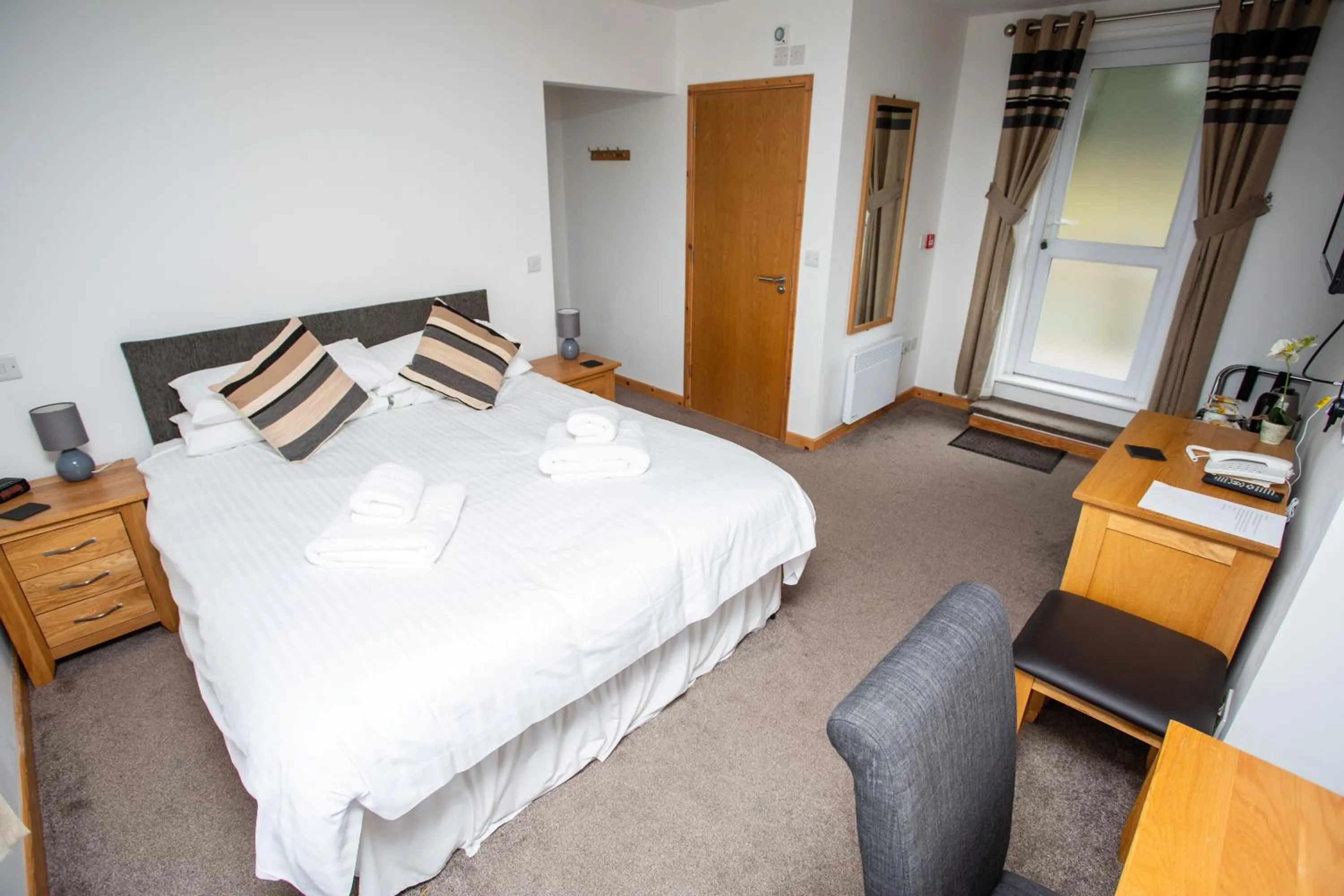 Bedroom, Bed in The Windmill Inn