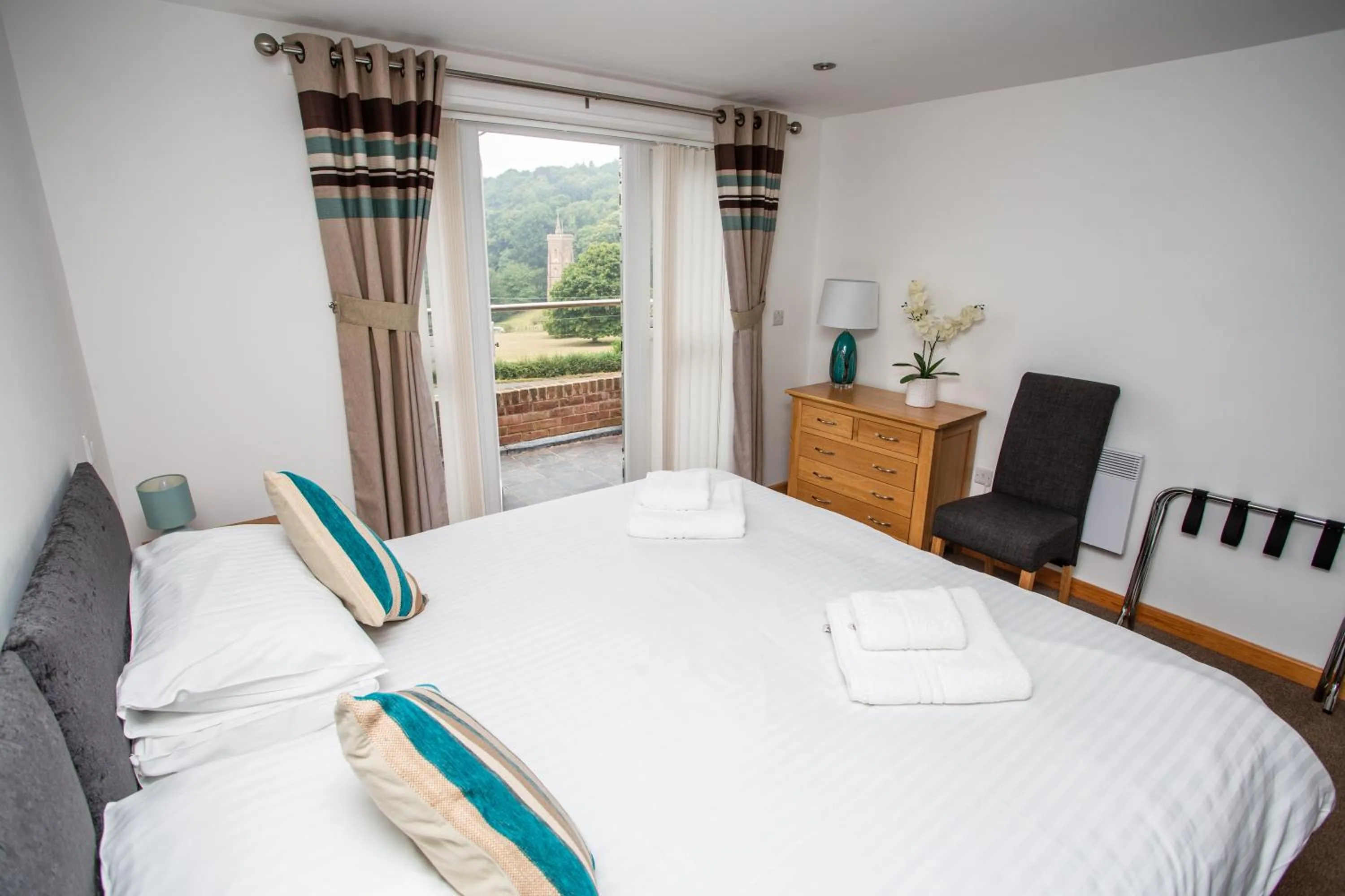 View (from property/room), Bed in The Windmill Inn