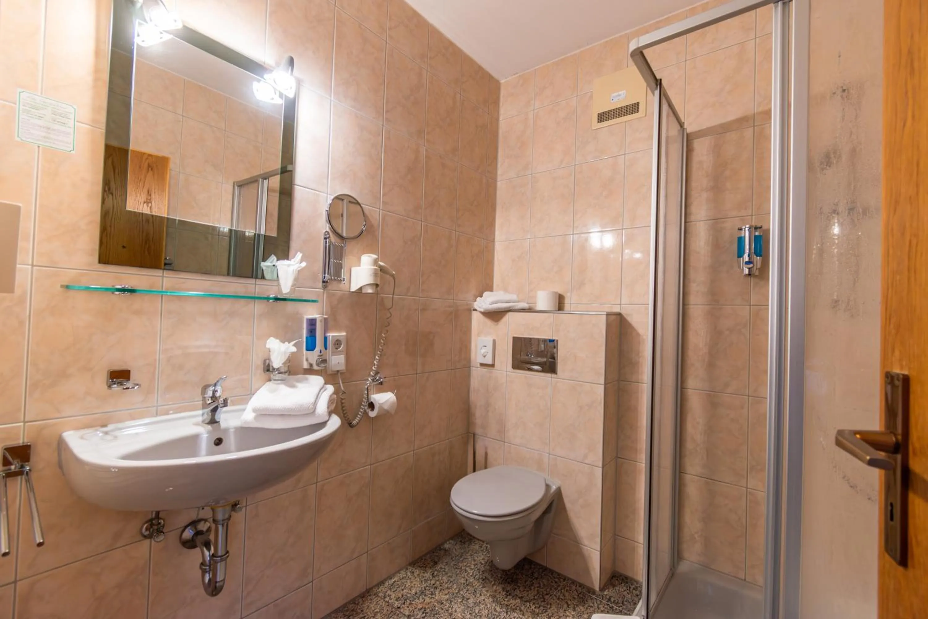 Toilet in Hotel und Restaurant Nehrener Hof