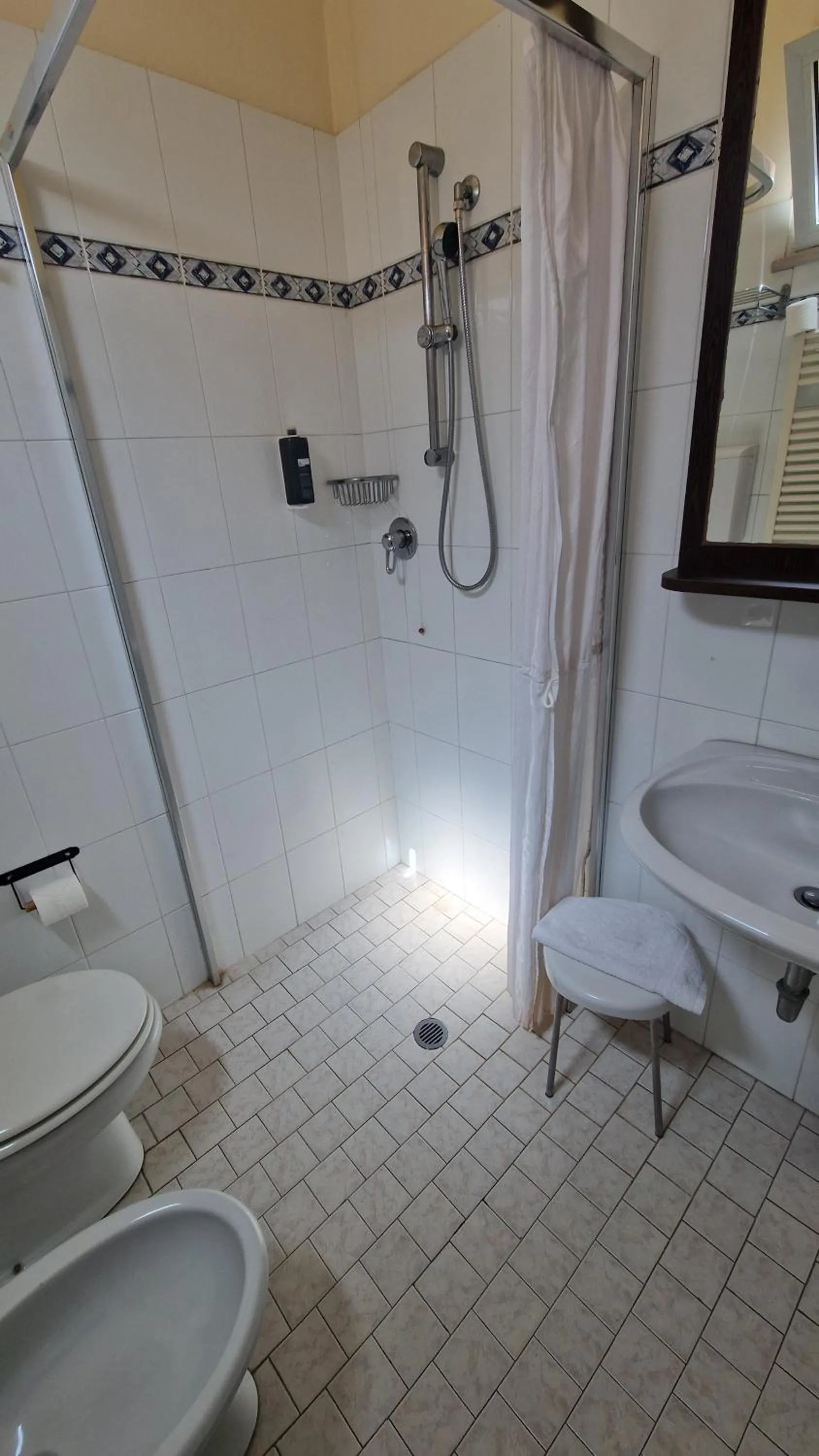 Shower in Hotel Alibi