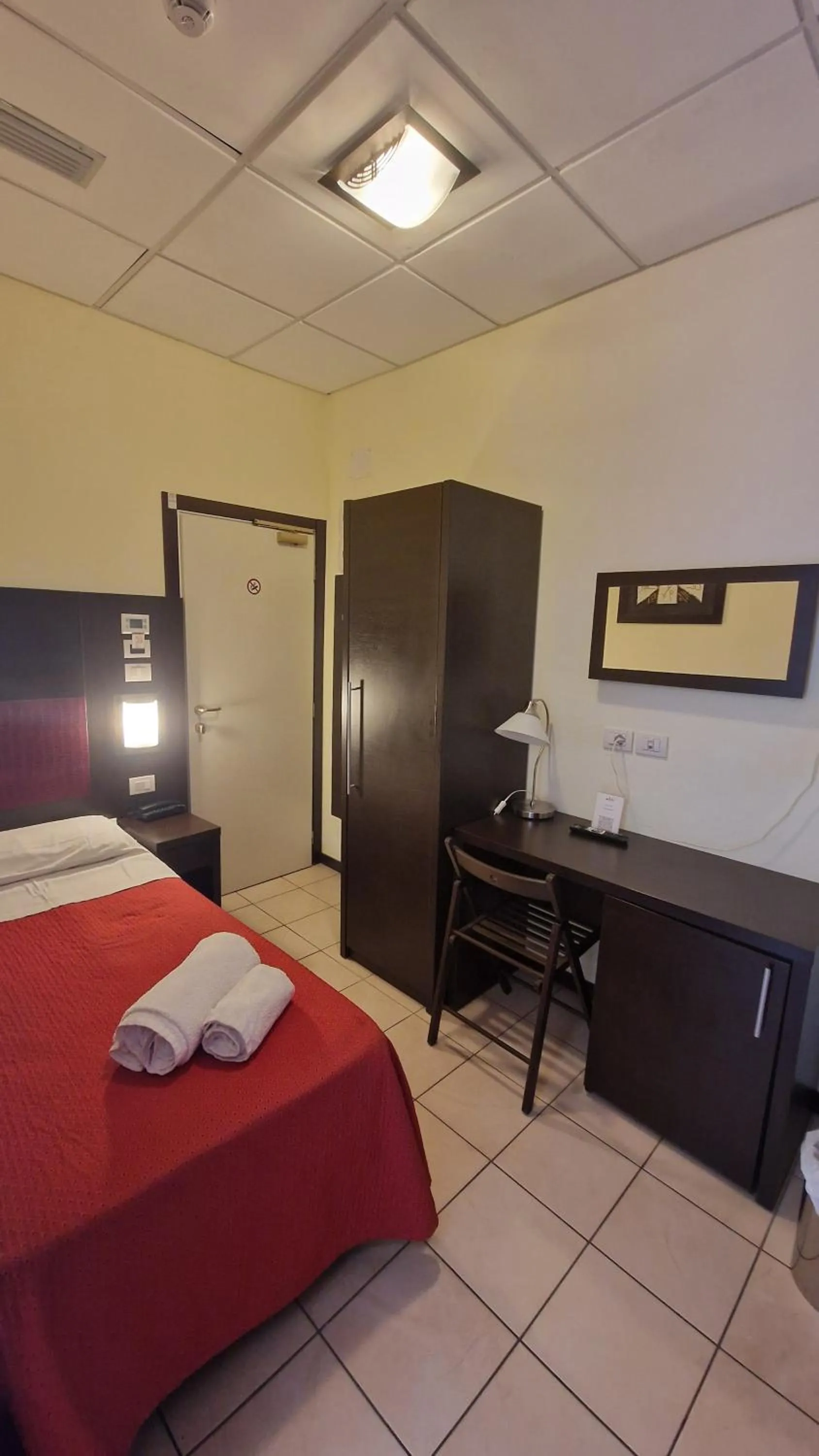 Bedroom, Bed in Hotel Alibi