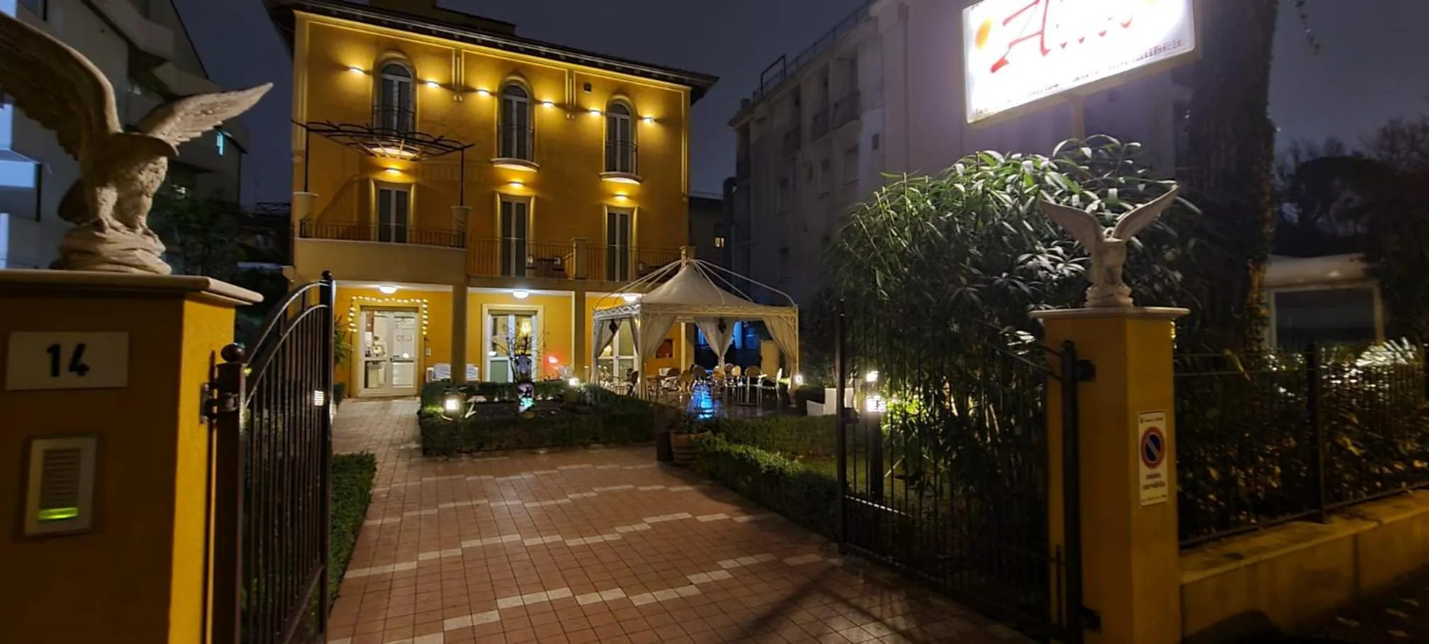 Property building in Hotel Alibi