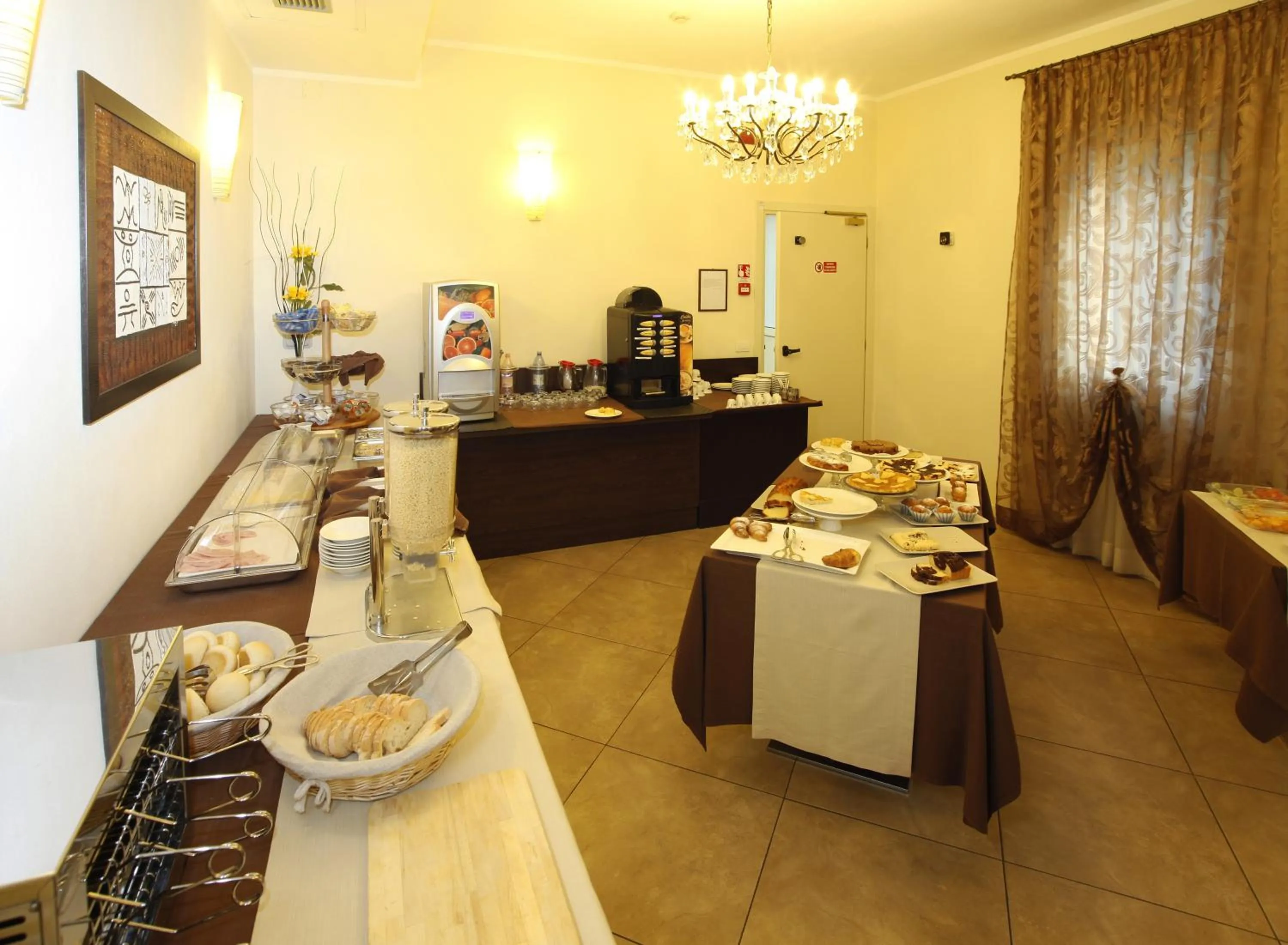 Restaurant/places to eat in Hotel Alibi