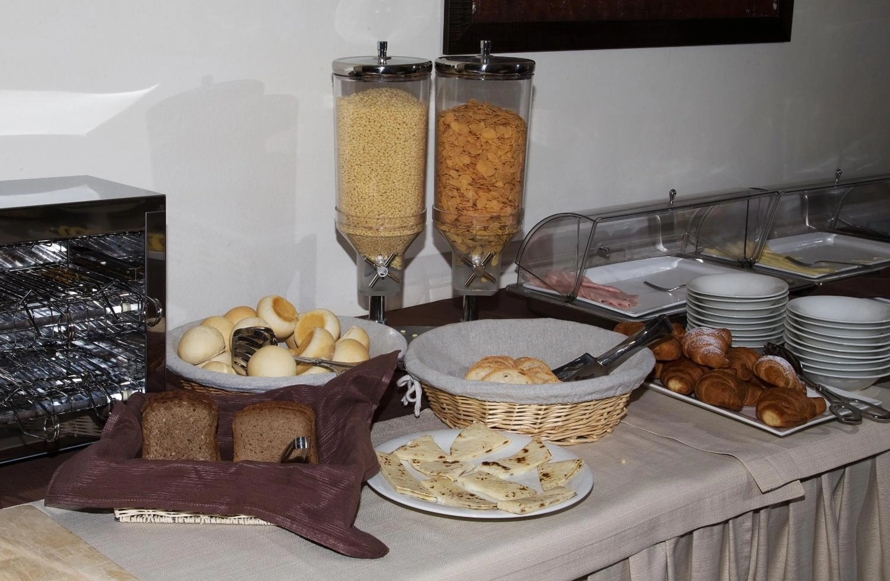 Restaurant/places to eat in Hotel Alibi