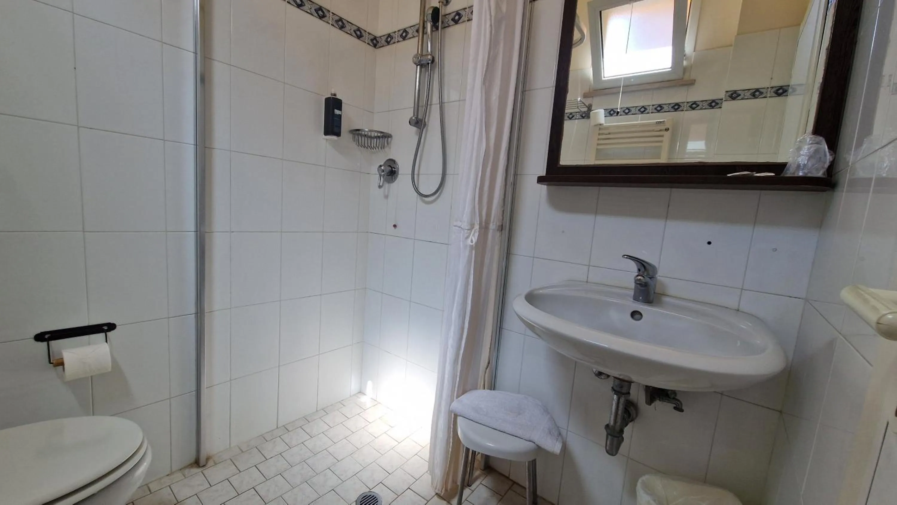 Shower in Hotel Alibi