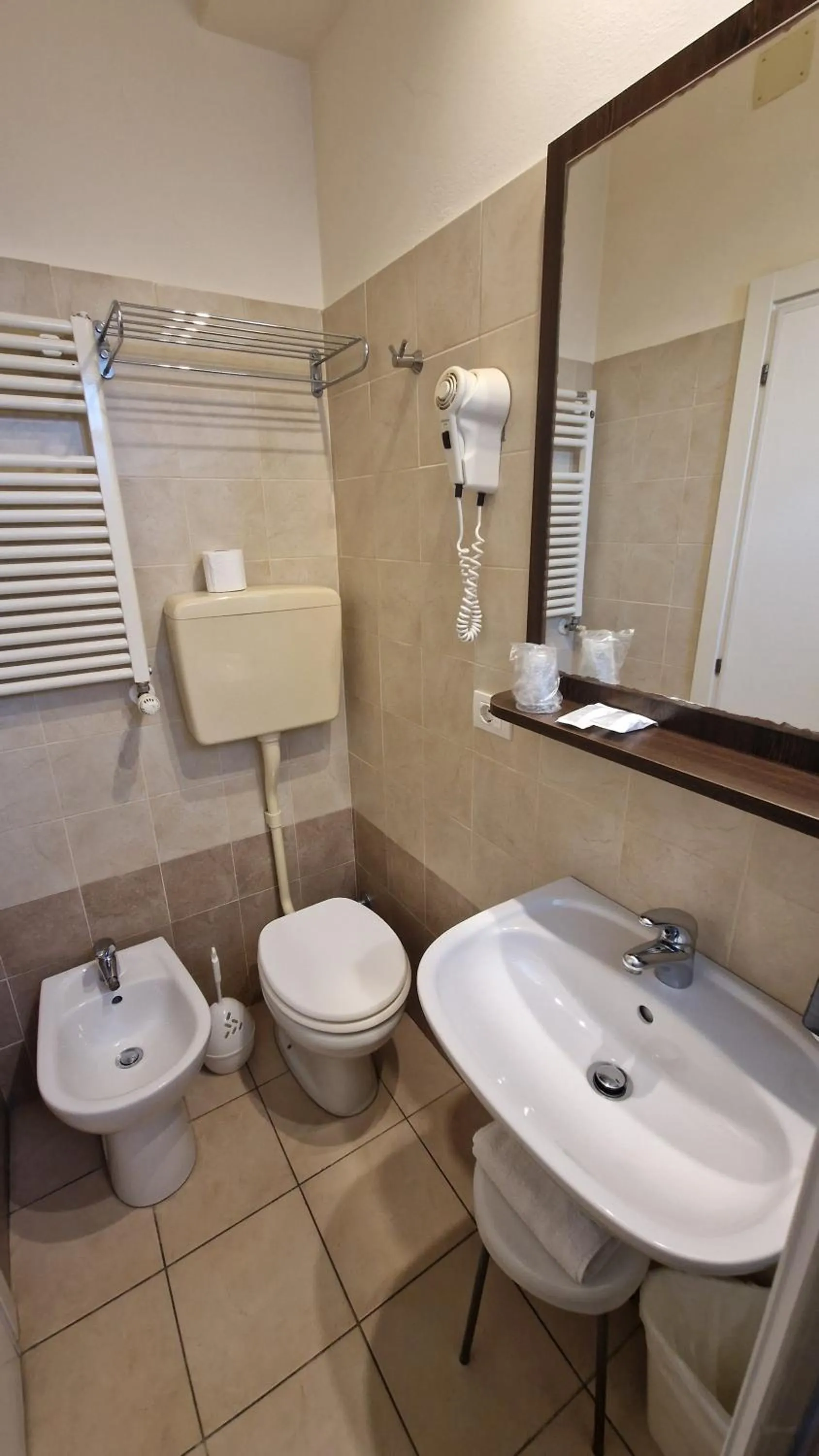 Shower in Hotel Alibi