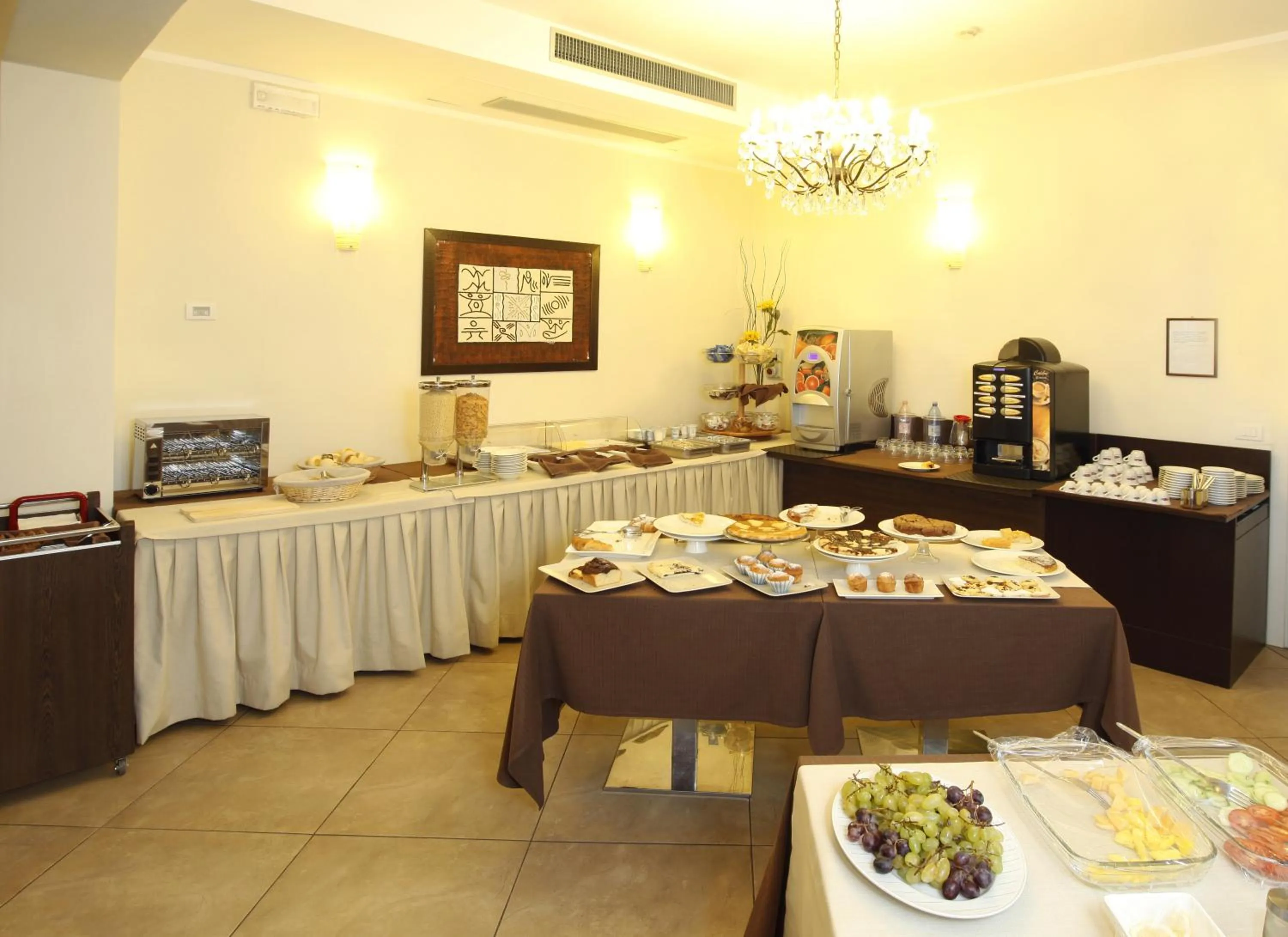 Restaurant/places to eat in Hotel Alibi