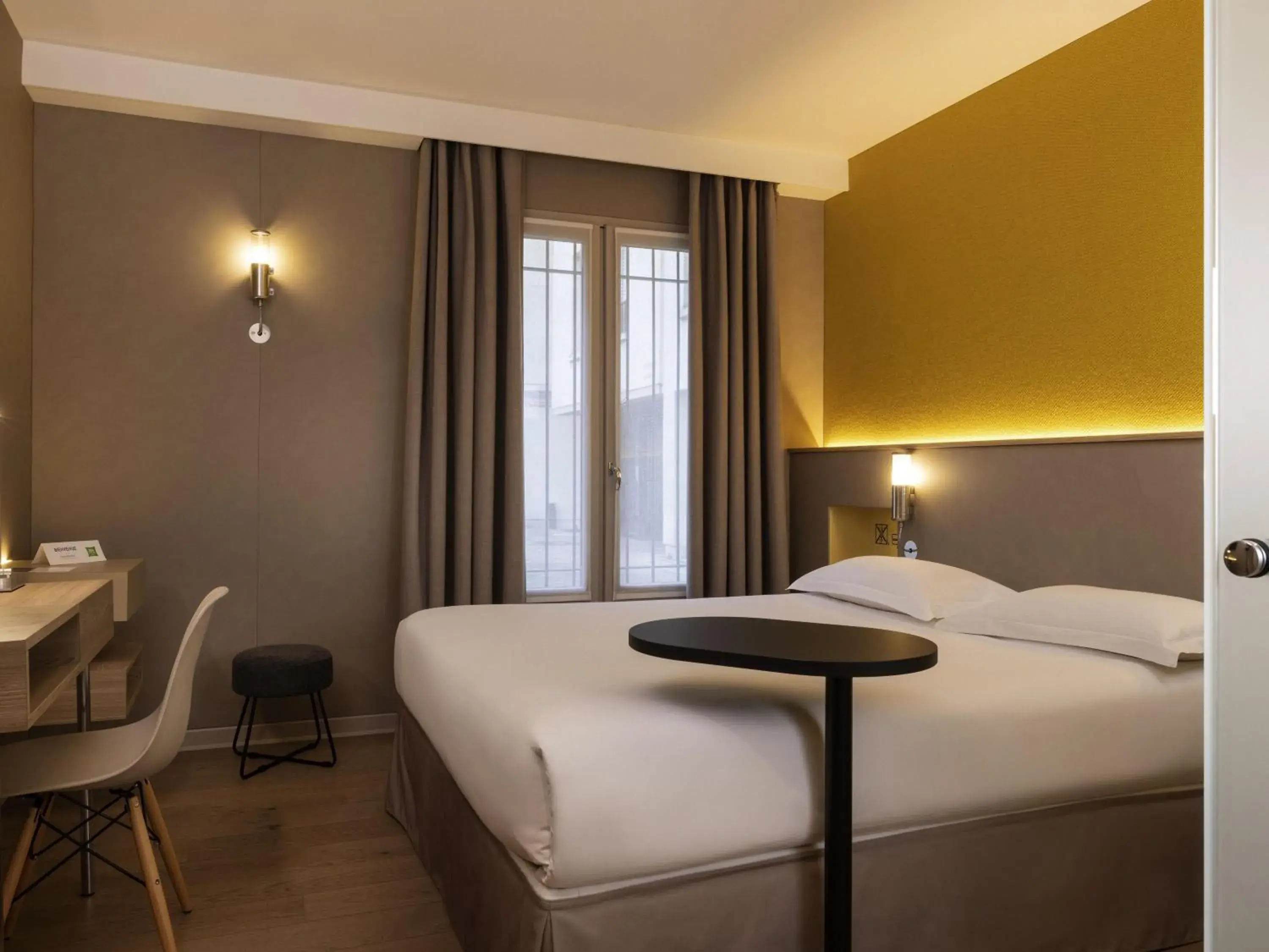 Property building, Bed in ibis Styles Bourg La Reine Property building, Bed in ibis Styles Bourg La Reine