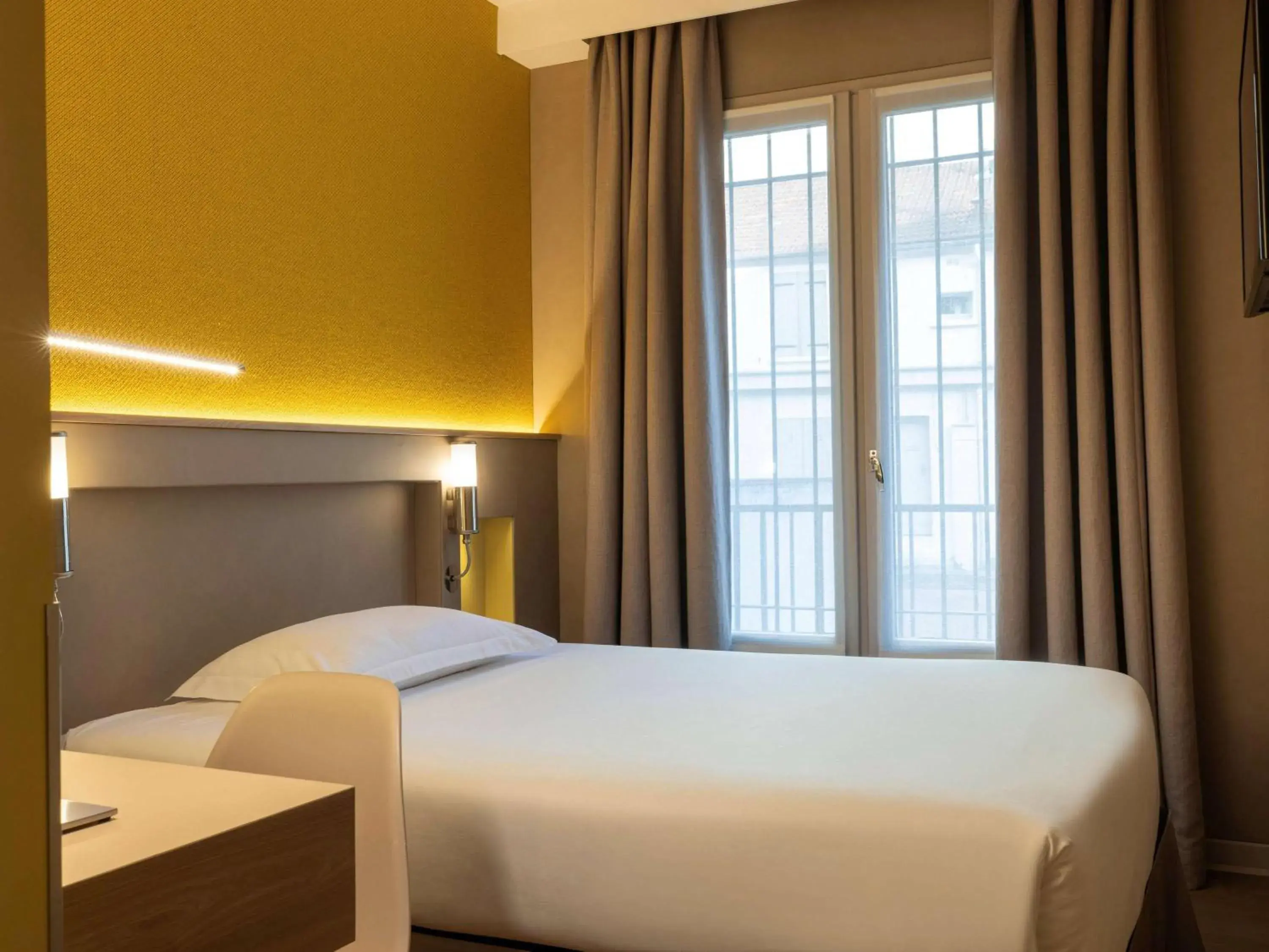 Bedroom, Bed in ibis Styles Bourg La Reine Bedroom, Bed in ibis Styles Bourg La Reine
