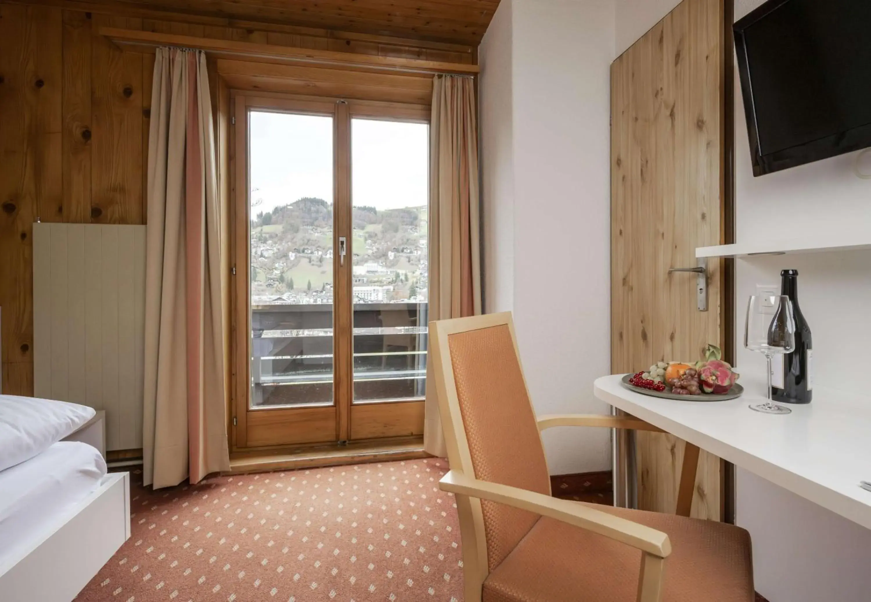 TV and multimedia, Bed in Hotel Restaurant Bänklialp TV and multimedia, Bed in Hotel Restaurant Bänklialp