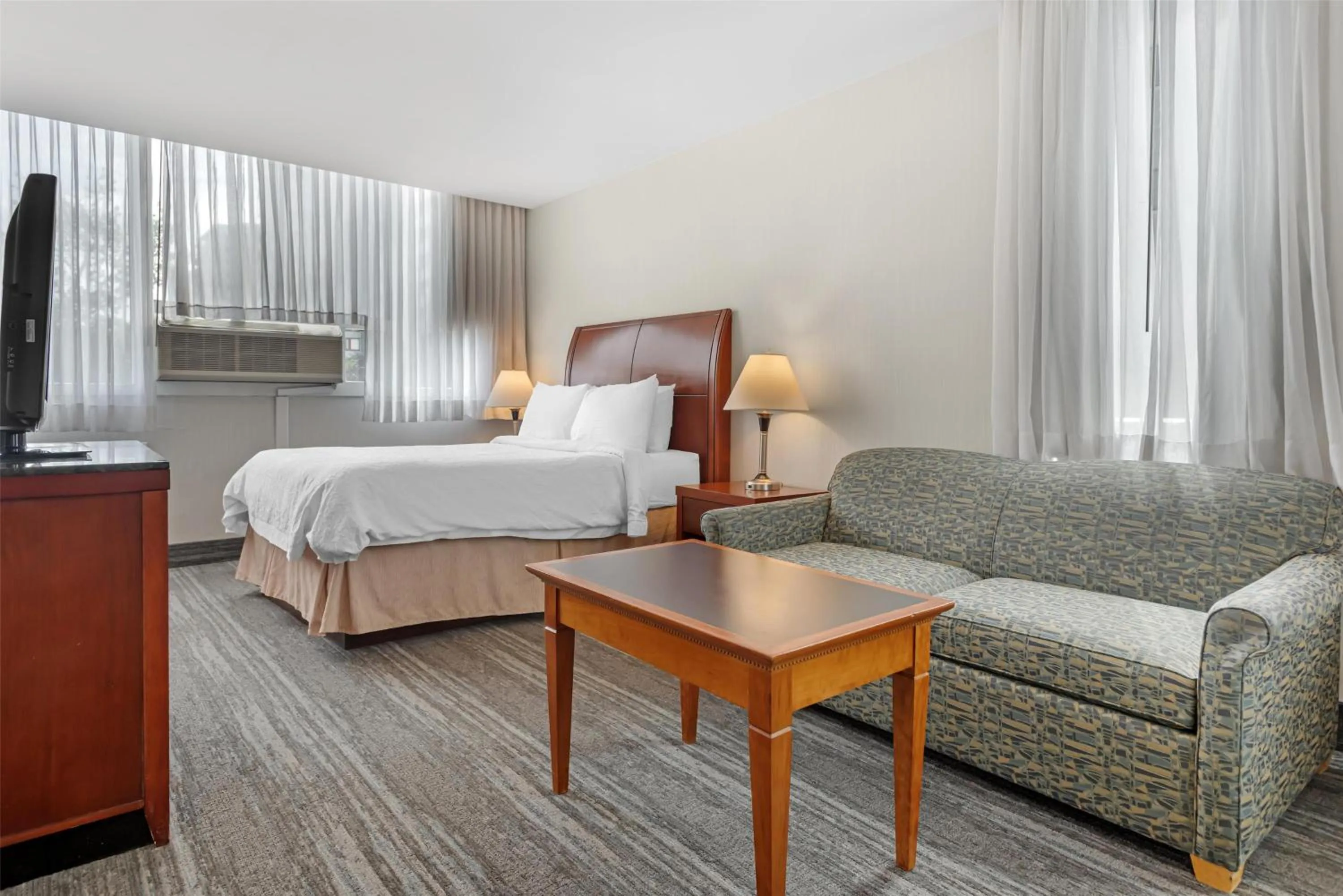 Bedroom, Bed in Best Western Plus Suites Downtown Calgary