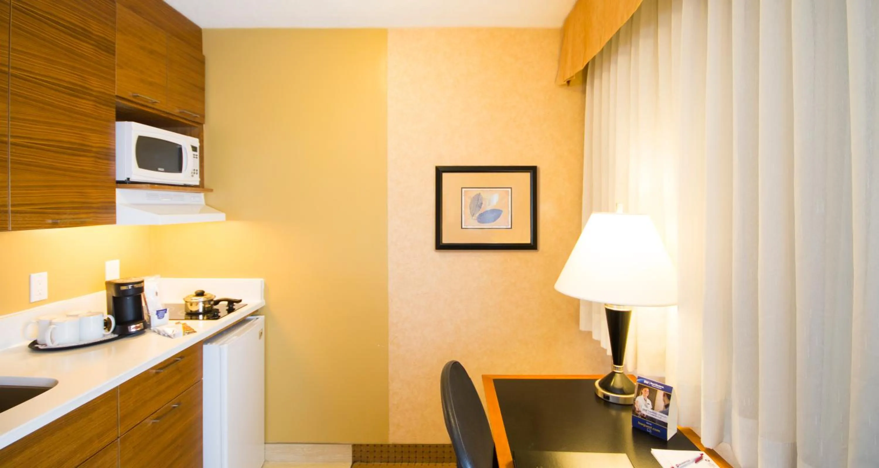 Kitchen or kitchenette in Best Western Plus Suites Downtown Calgary