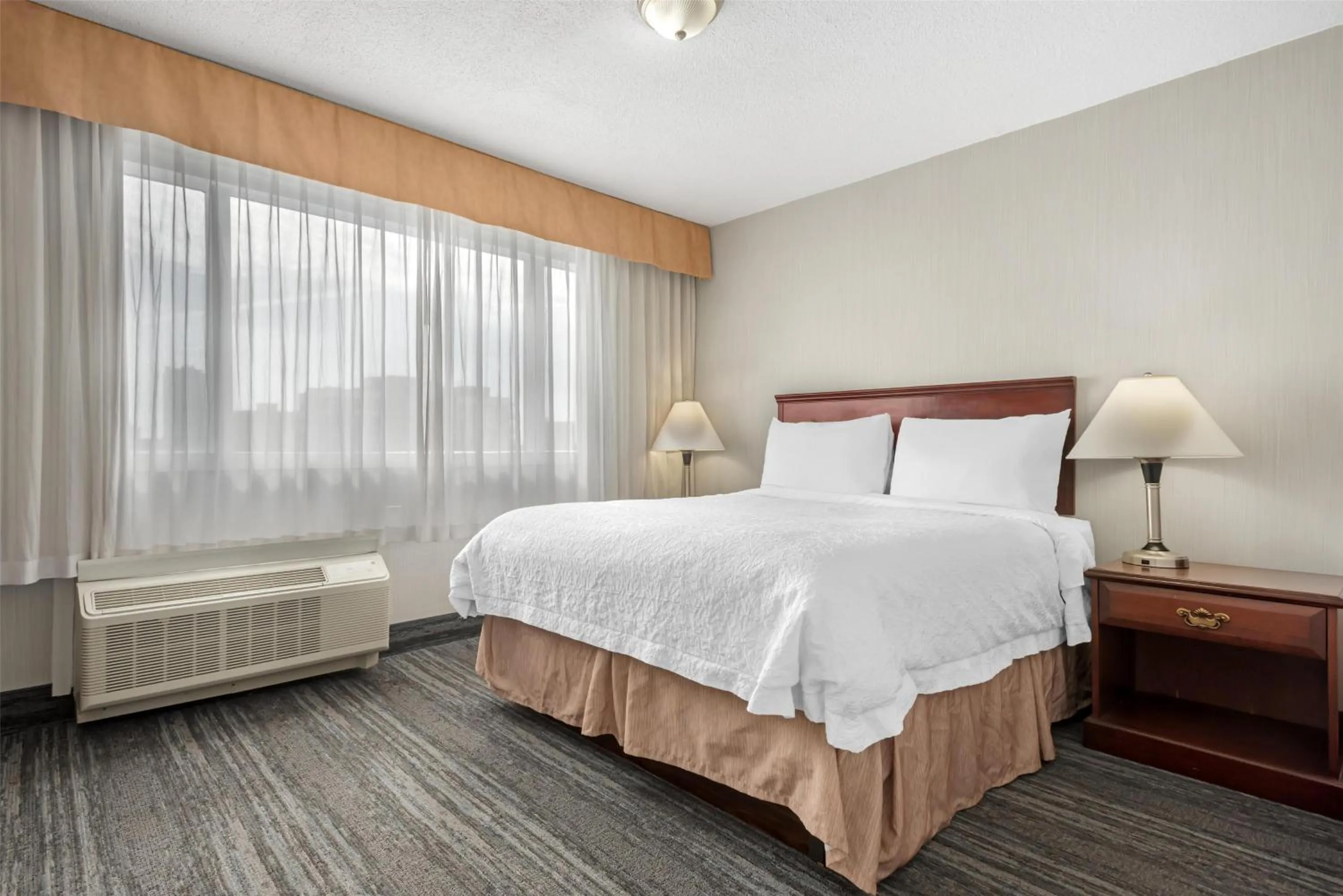 Bedroom, Bed in Best Western Plus Suites Downtown Calgary