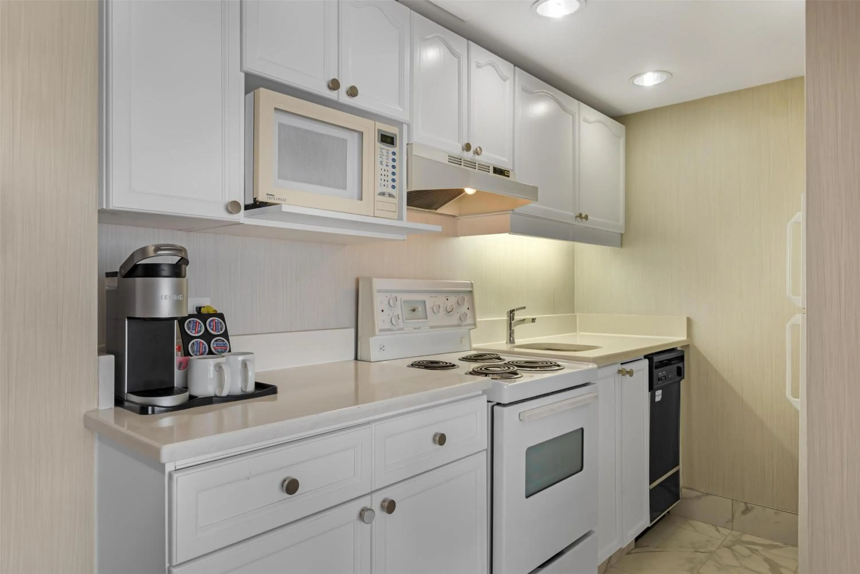 Bedroom in Best Western Plus Suites Downtown Calgary