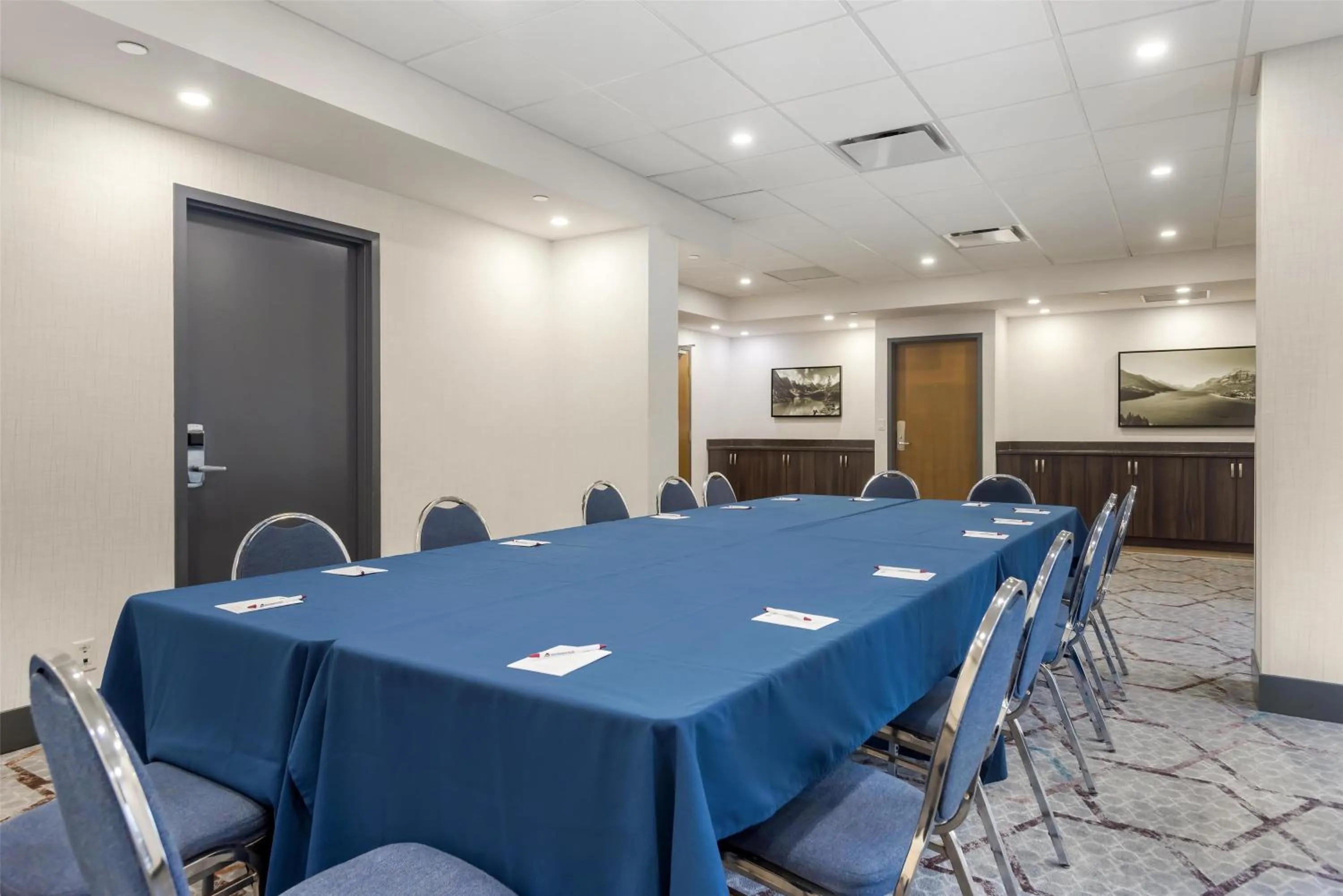 Meeting/conference room in Best Western Plus Suites Downtown Calgary