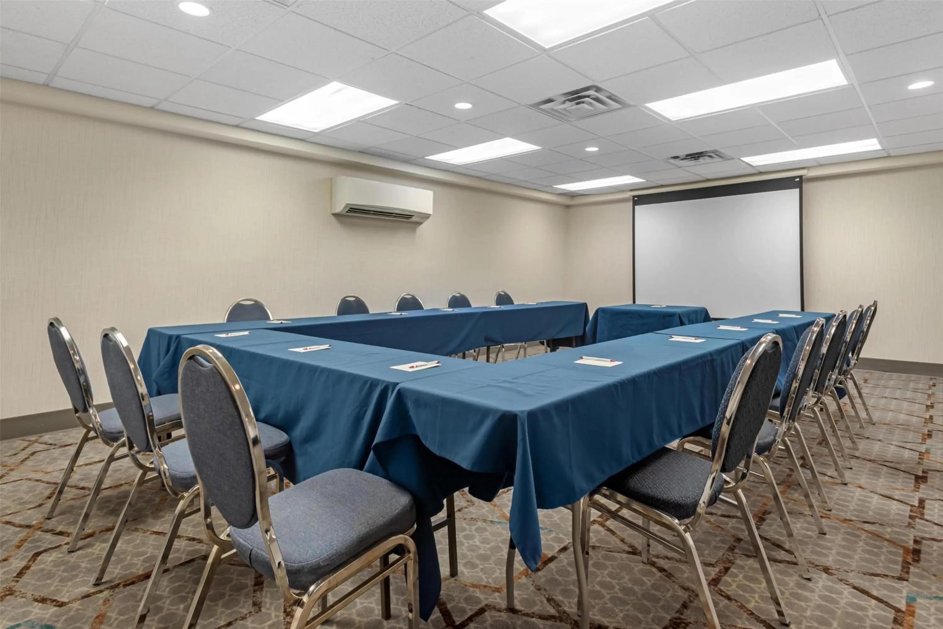 Meeting/conference room in Best Western Plus Suites Downtown Calgary