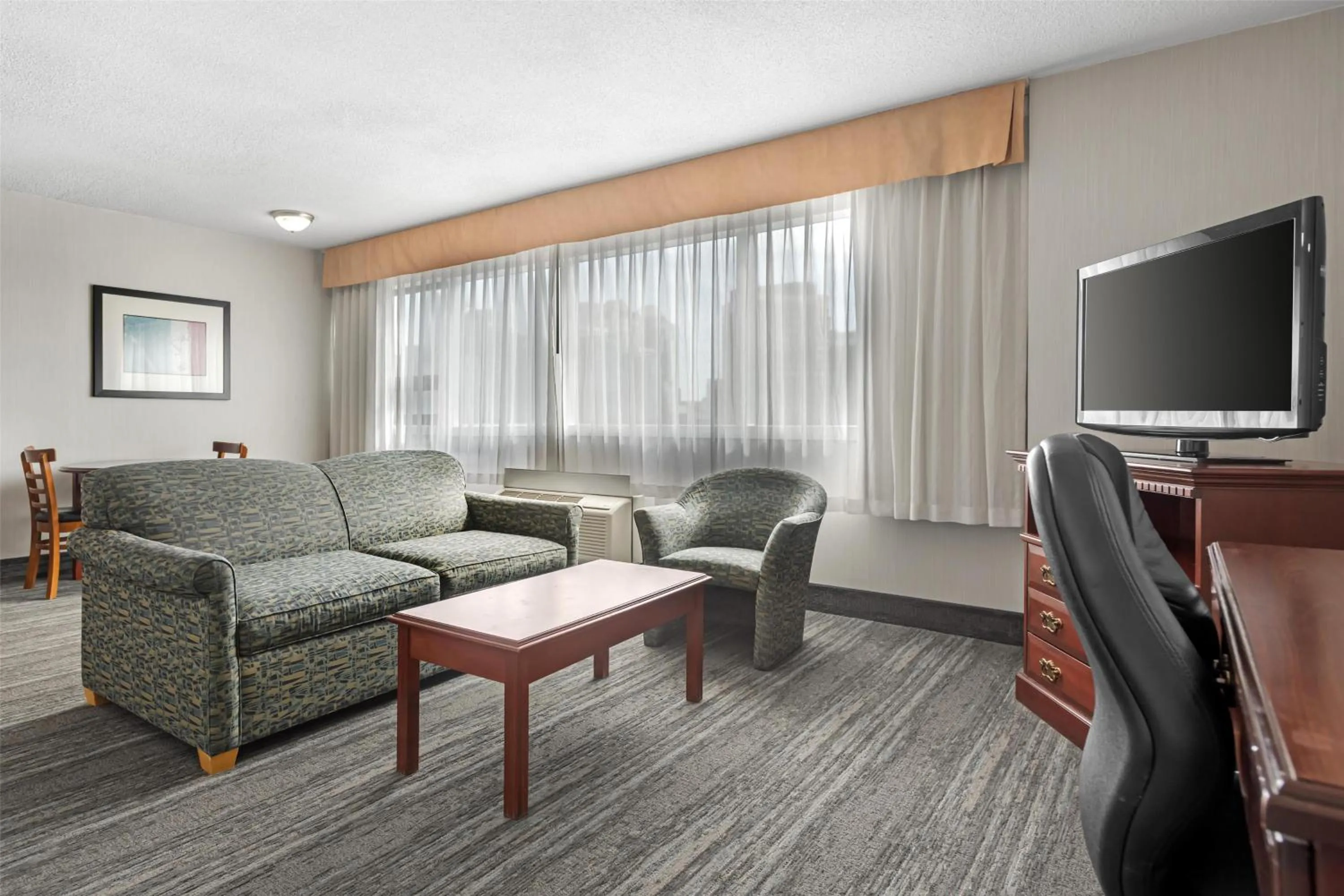 Bedroom in Best Western Plus Suites Downtown Calgary