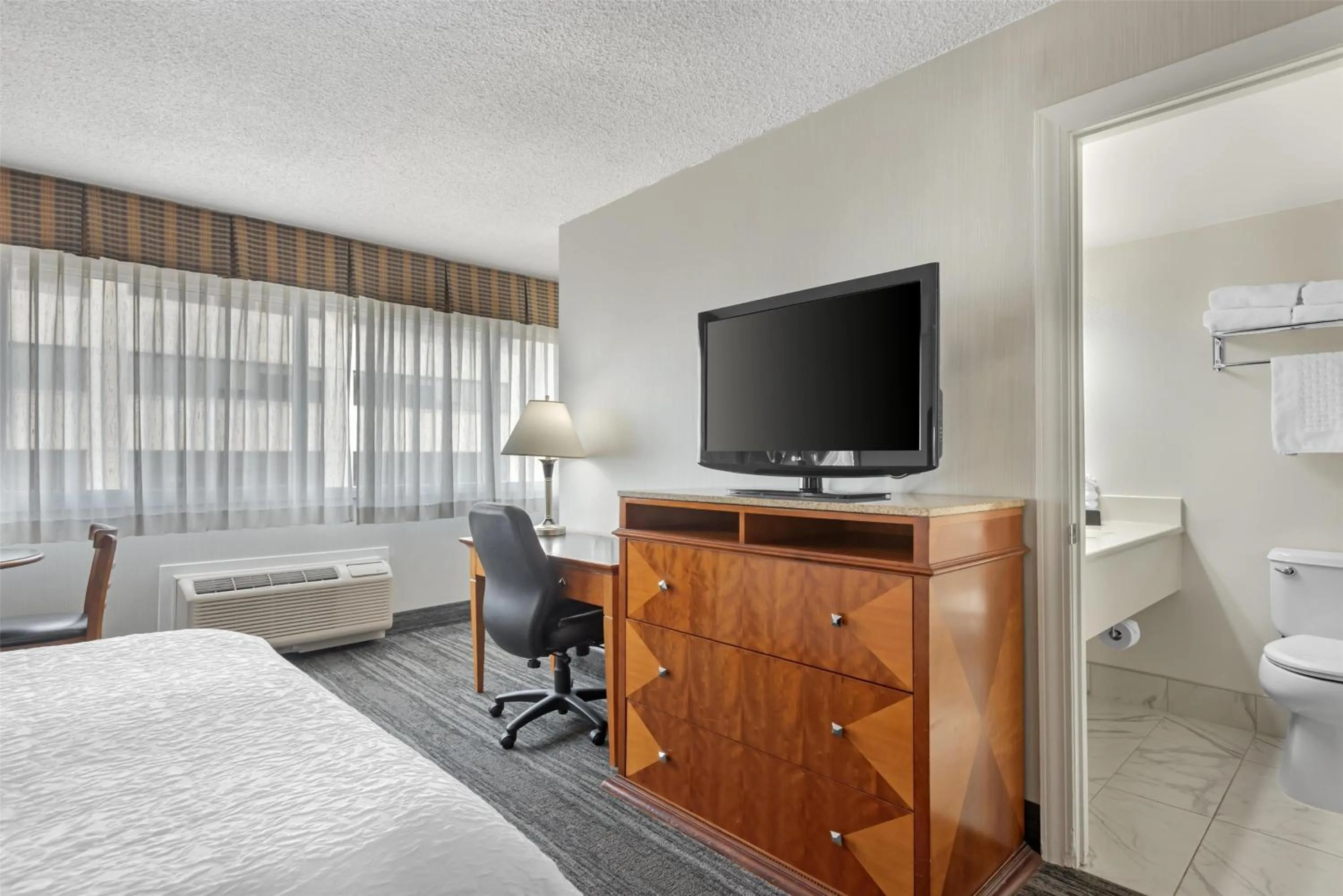 Bedroom, Bed in Best Western Plus Suites Downtown Calgary
