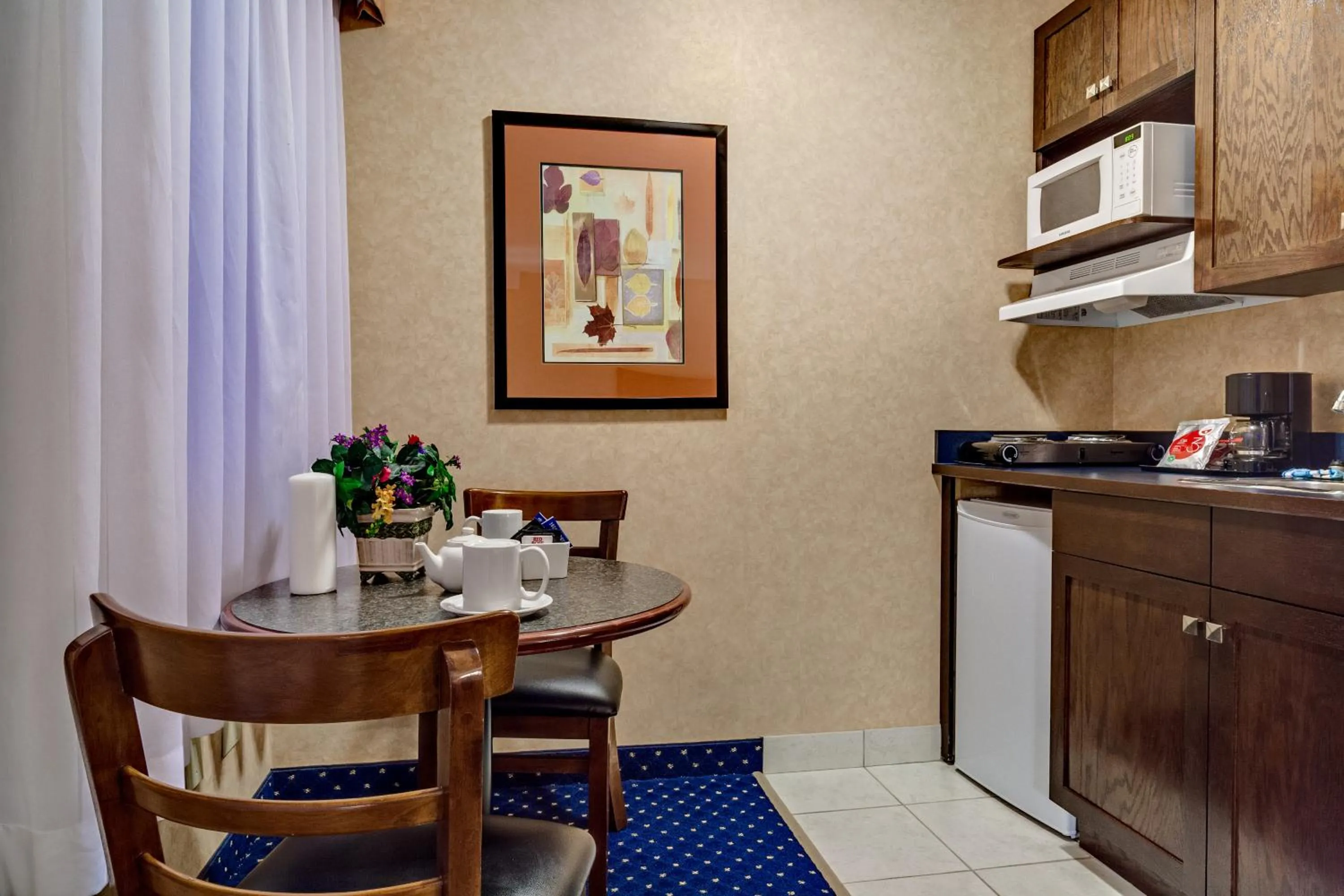Kitchen or kitchenette in Best Western Plus Suites Downtown Calgary