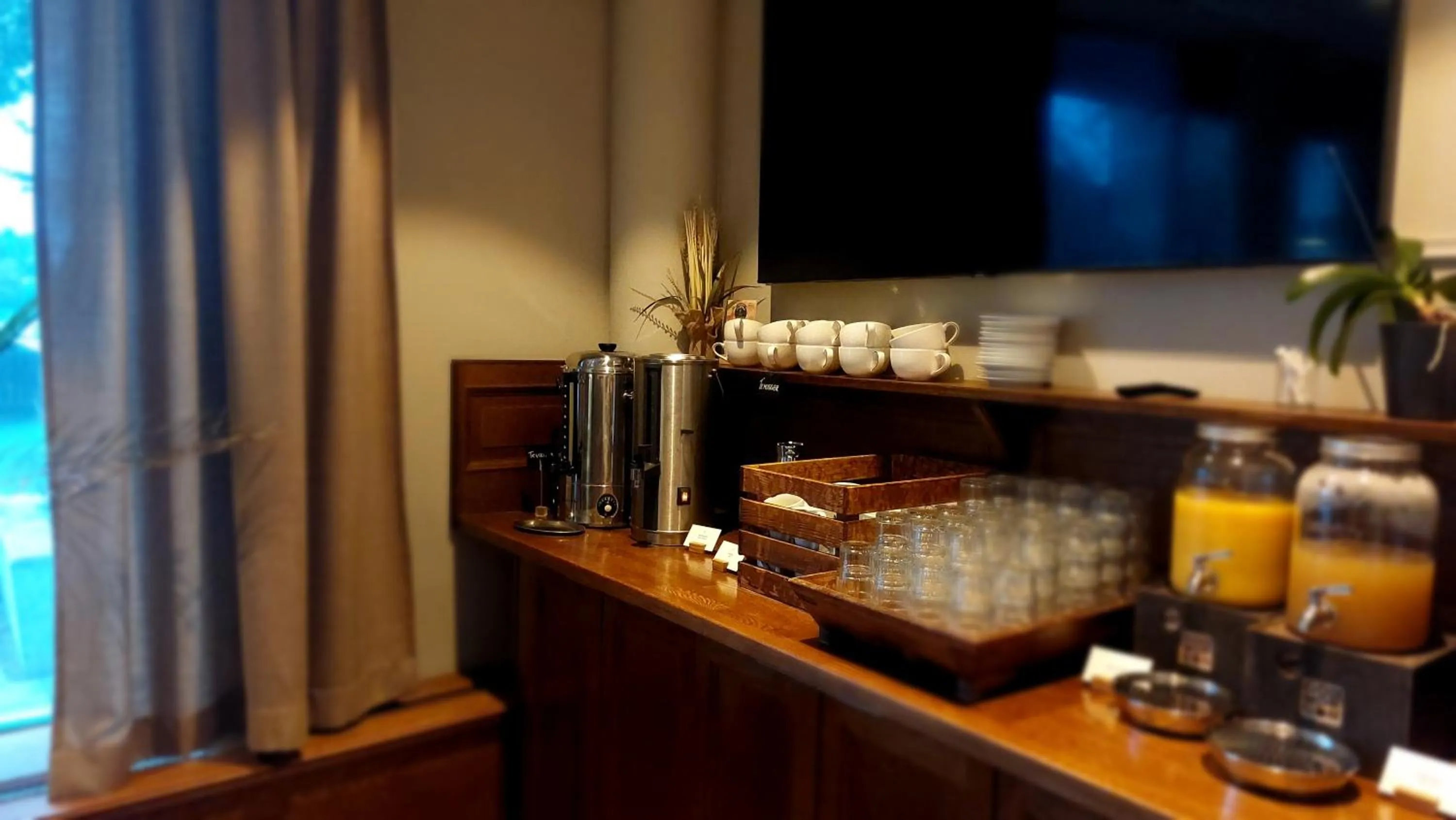 Food and drinks in Hotel Bishops Arms Mora