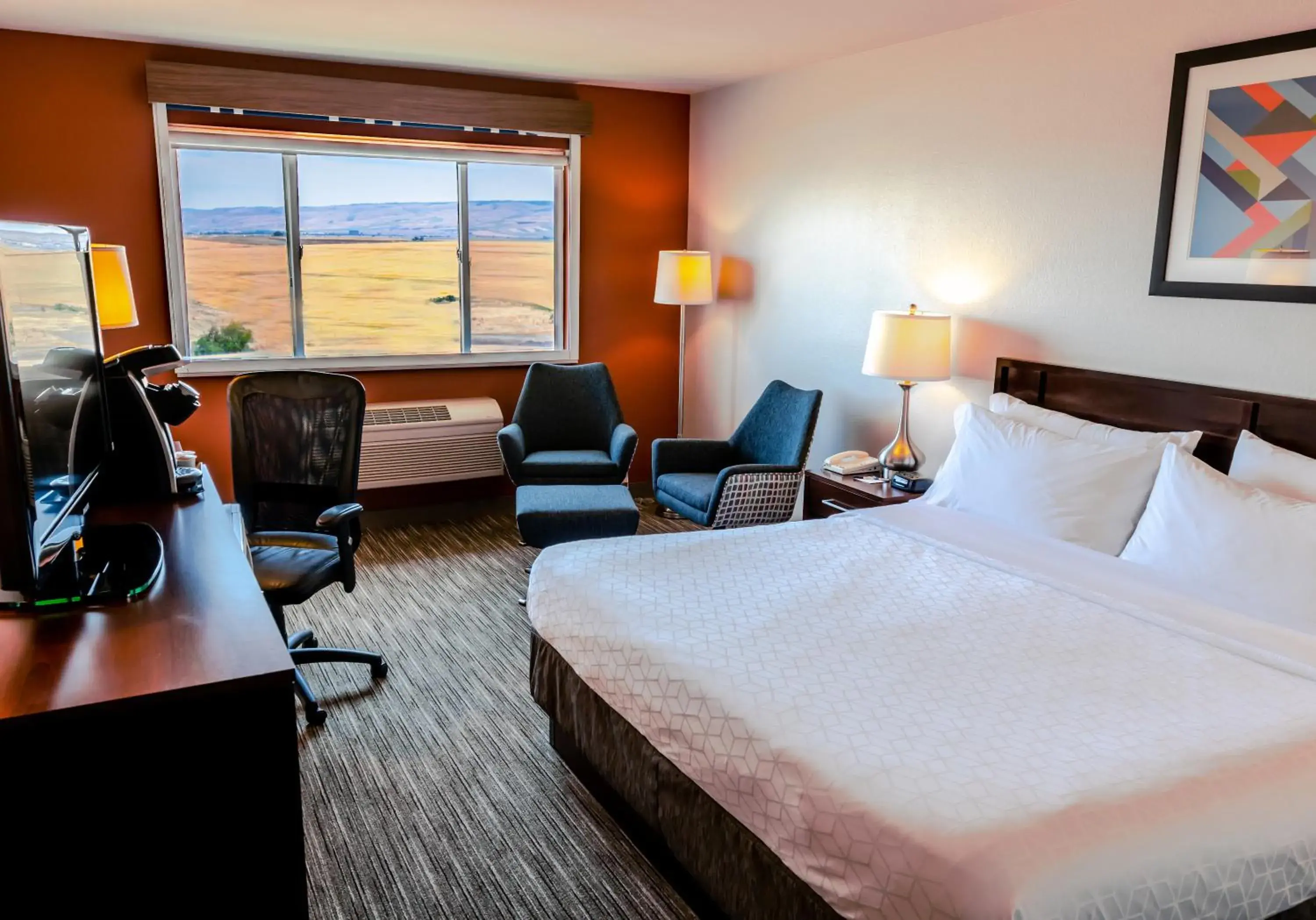 Mountain view, Bed in Holiday Inn Express Pendleton by IHG Mountain view, Bed in Holiday Inn Express Pendleton by IHG
