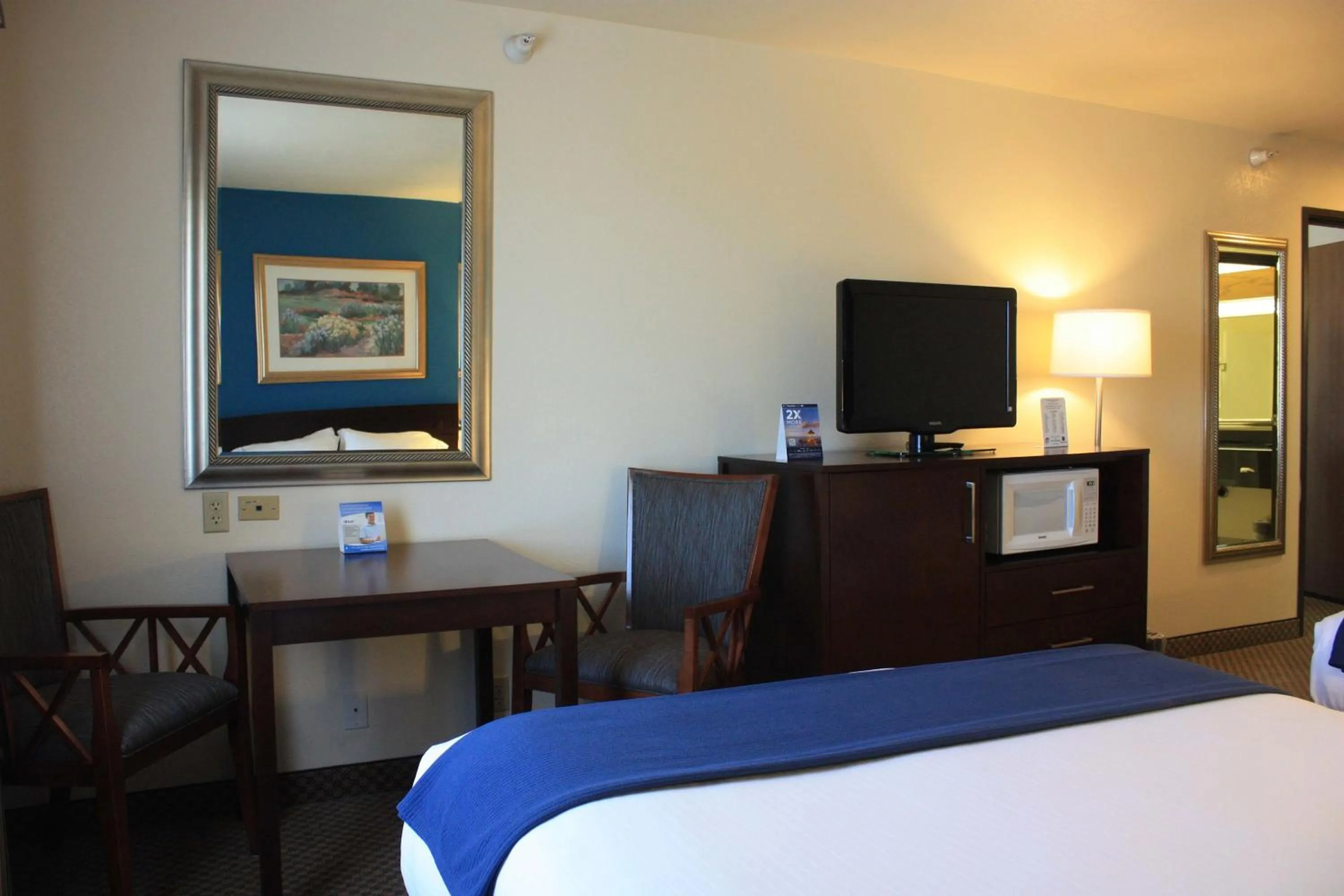 Photo of the whole room, Bed in Holiday Inn Express Pendleton by IHG