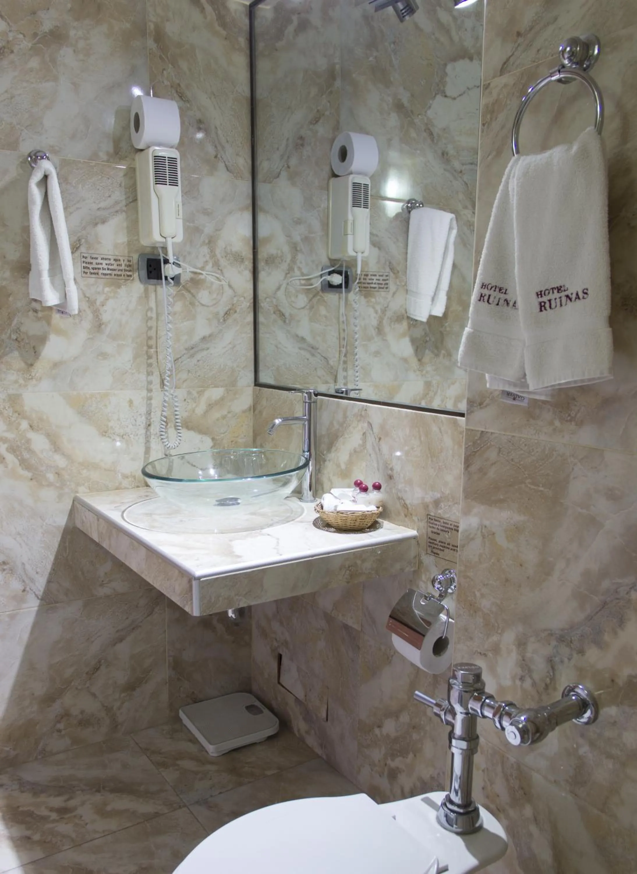 Bathroom in Hotel Ruinas