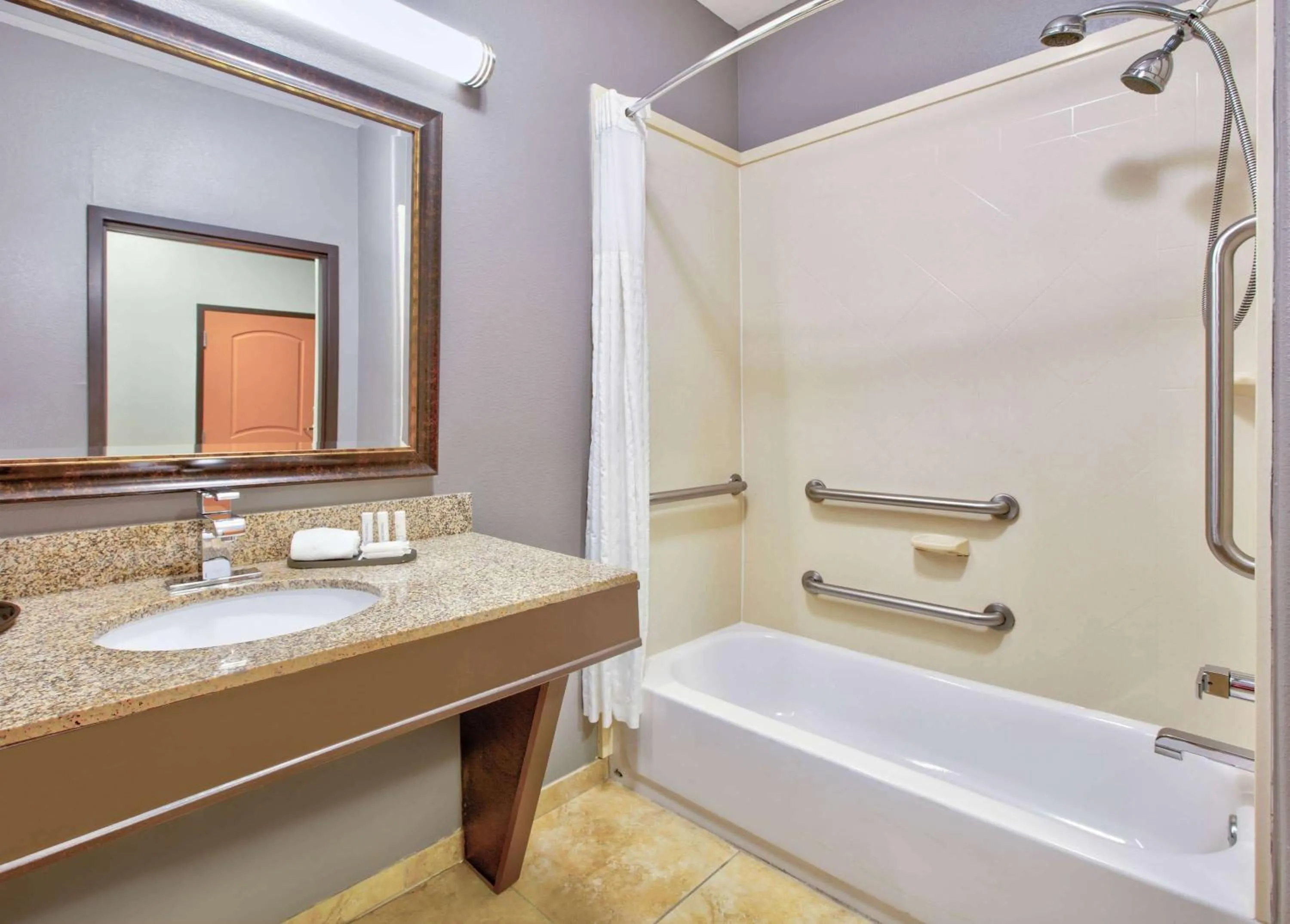 Bathroom in La Quinta by Wyndham Little Rock - Bryant