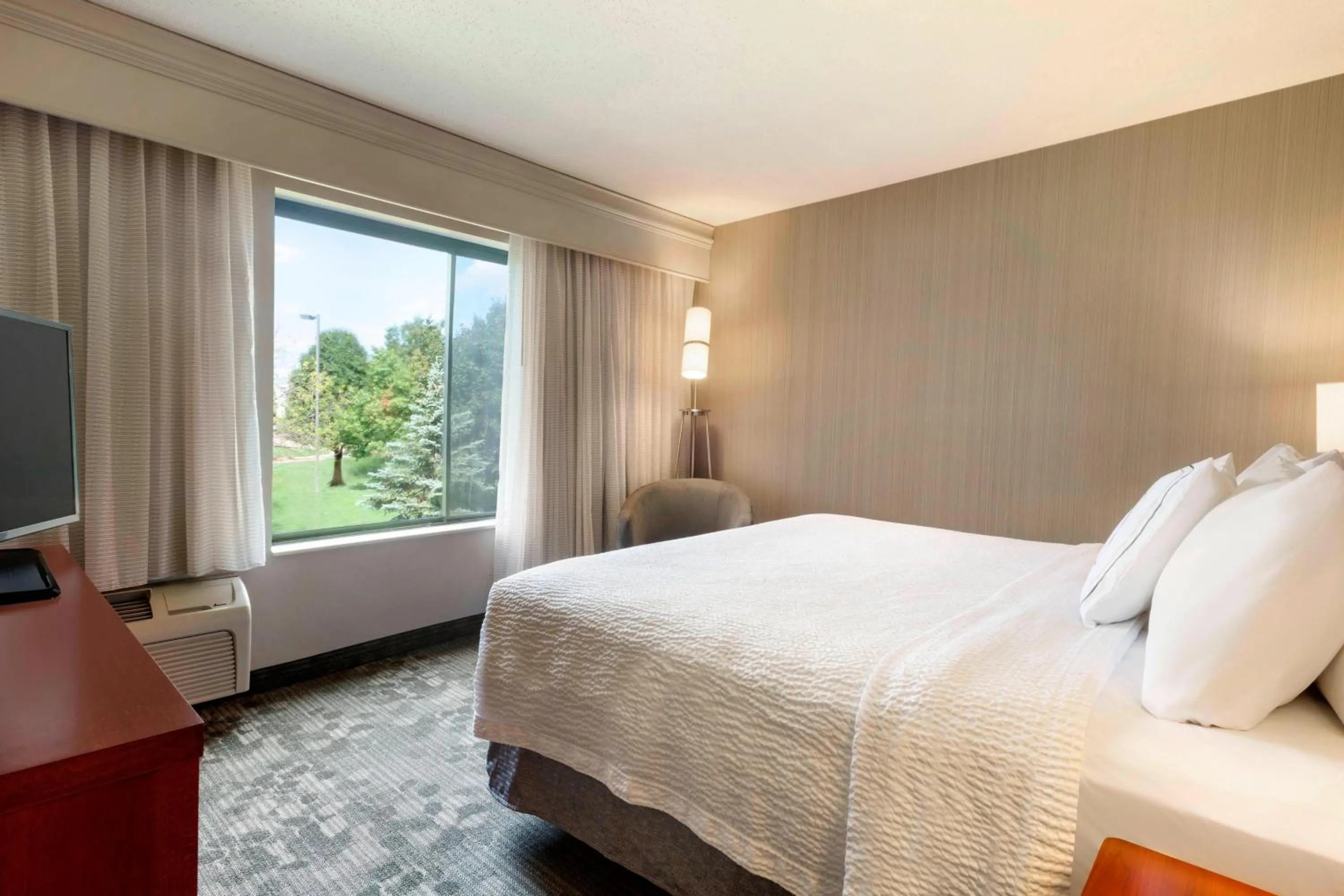 Photo of the whole room, Bed in Courtyard Akron Fairlawn