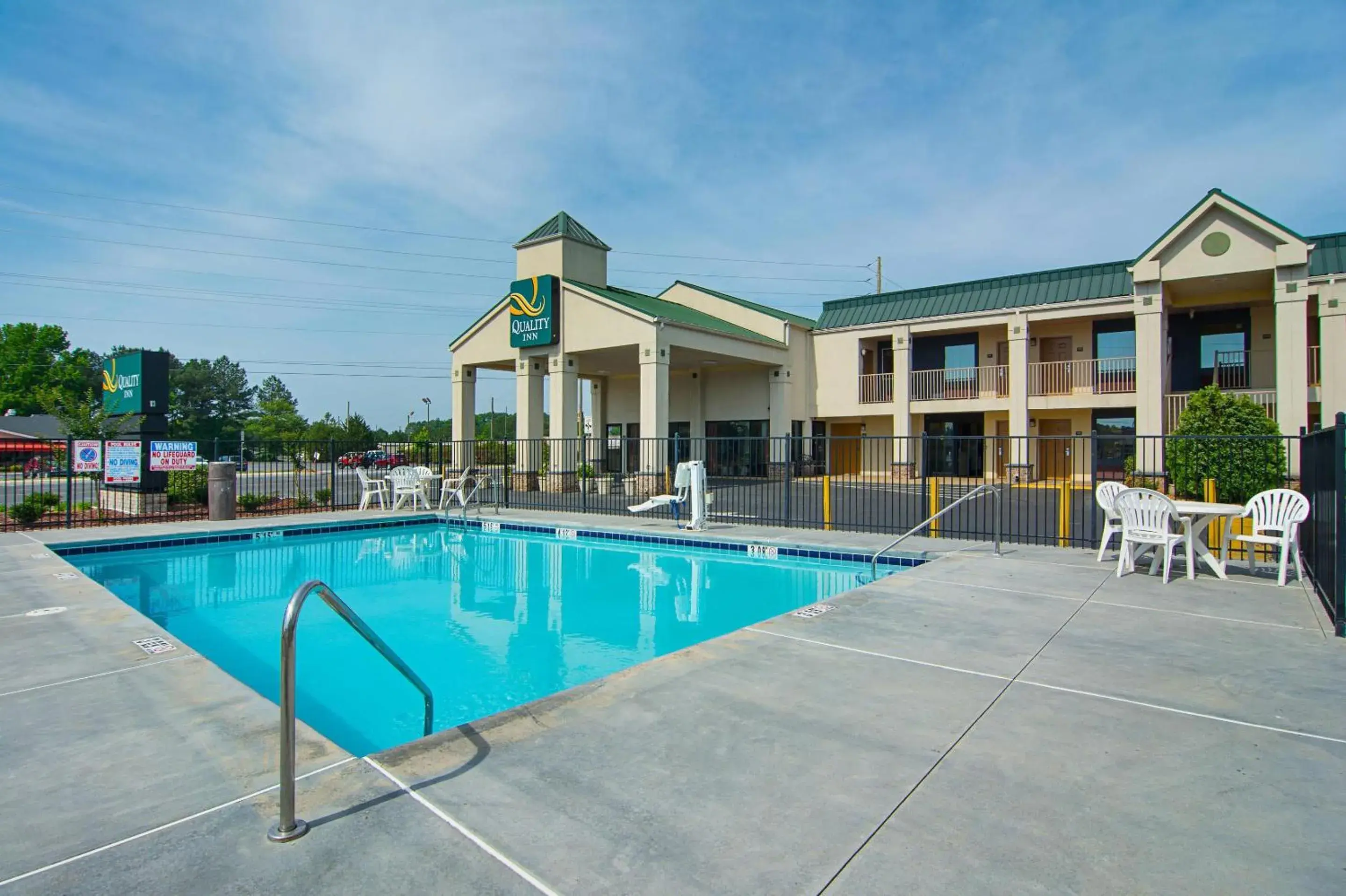 Swimming pool in Quality Inn Calhoun North I-75 Swimming pool in Quality Inn Calhoun North I-75