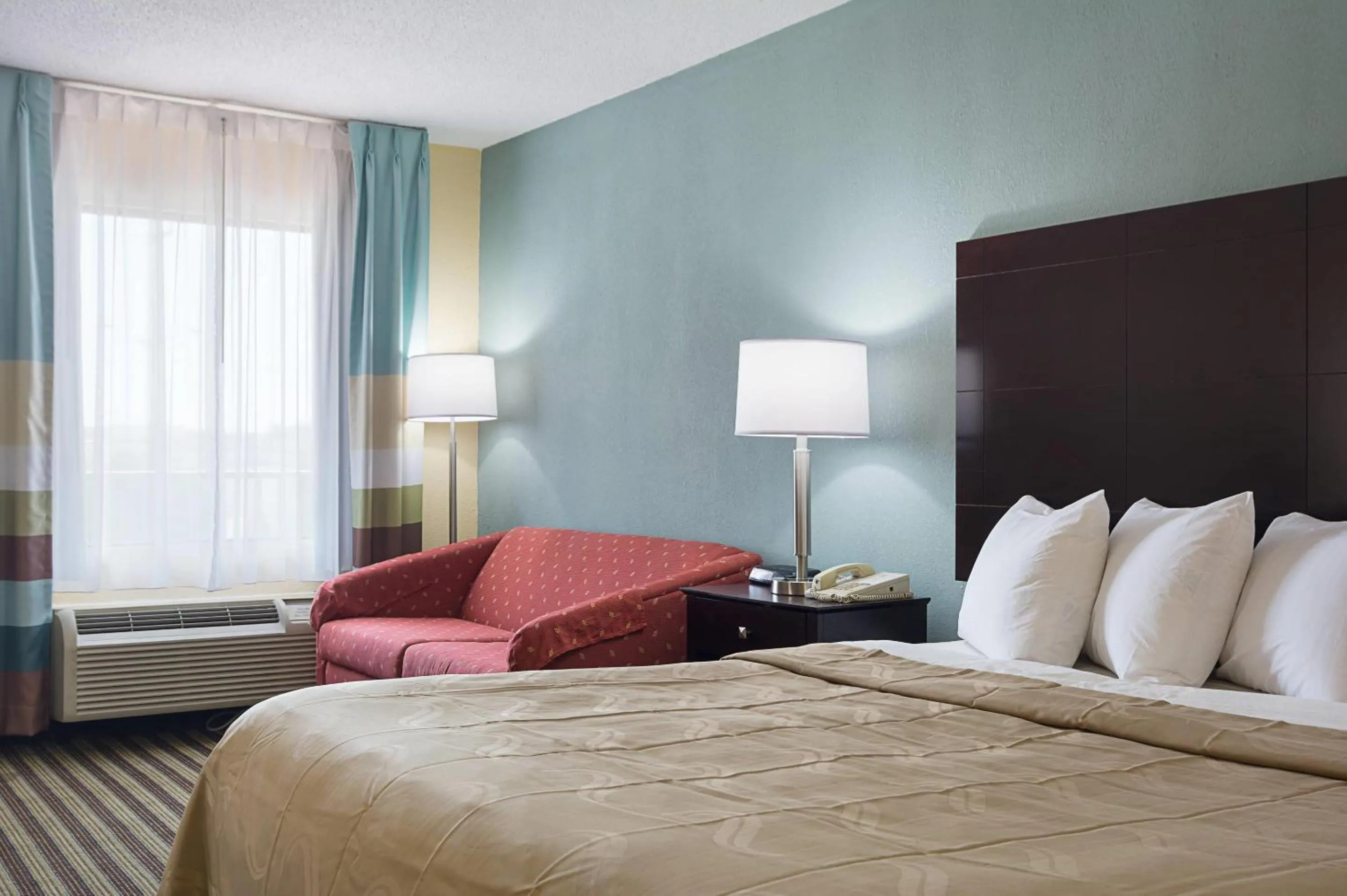 Bedroom, Bed in Quality Inn Calhoun North I-75