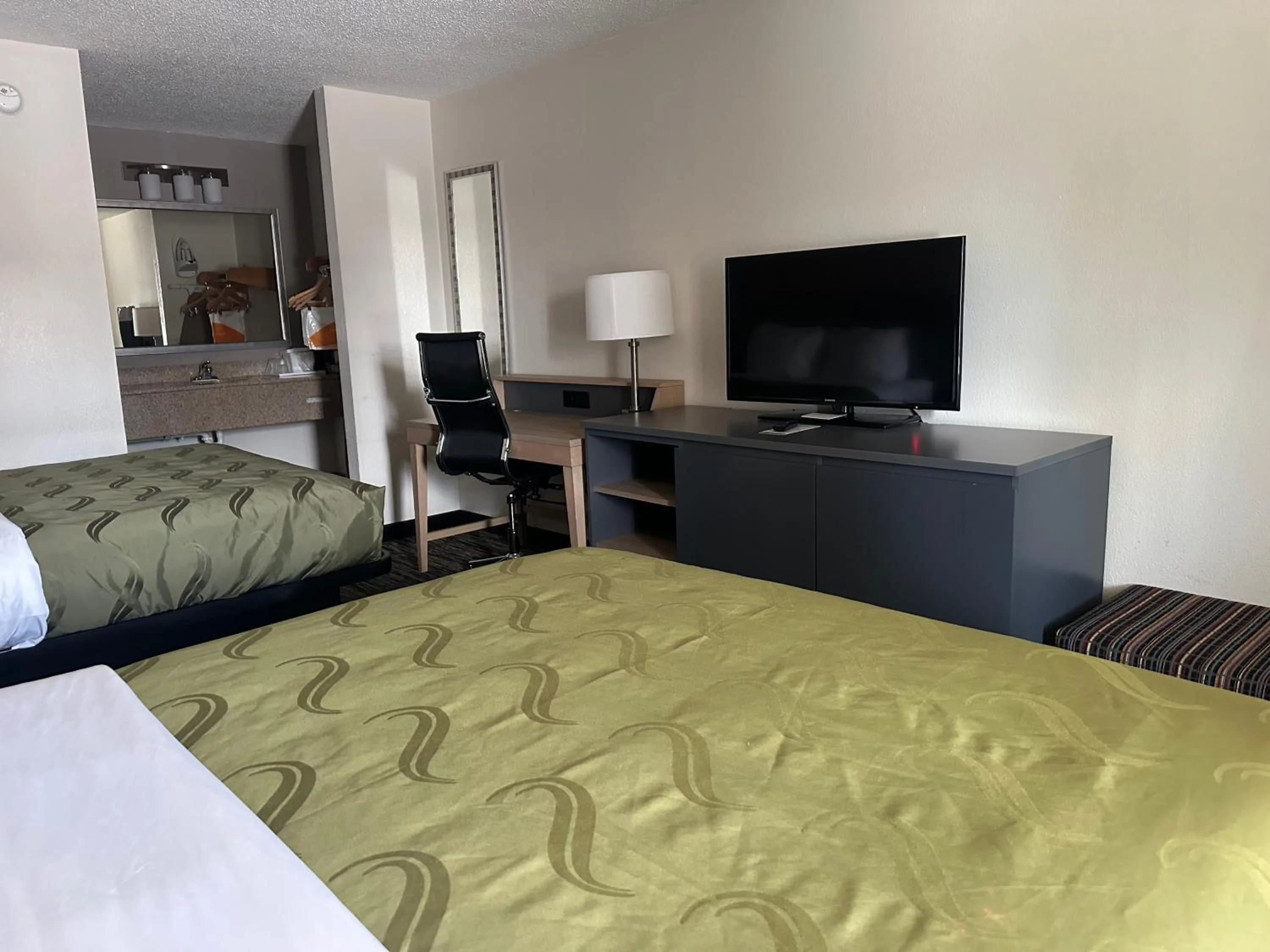 Bed in Quality Inn Calhoun North I-75