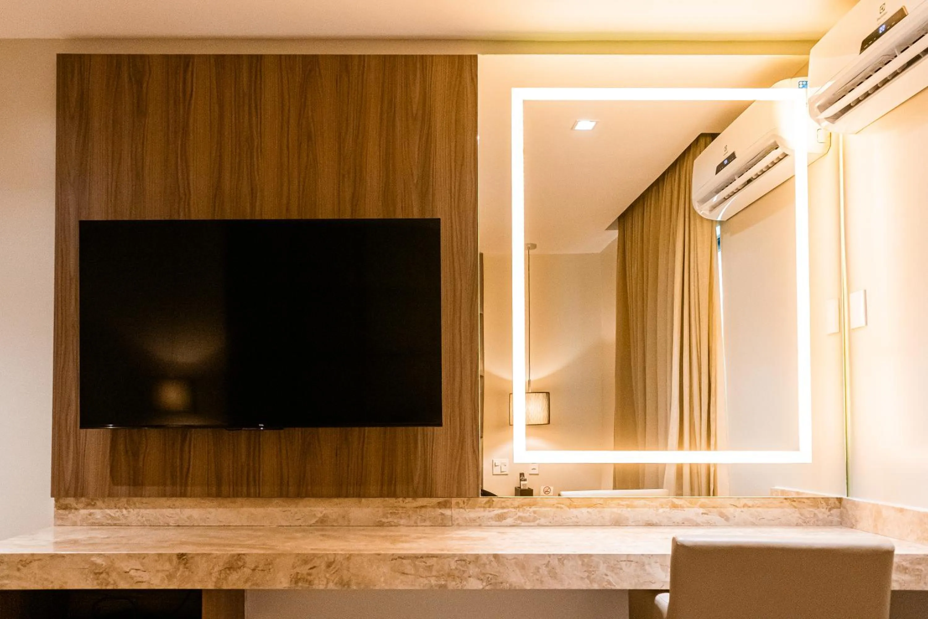 TV and multimedia in Brisamar Hotel & SPA São Luís