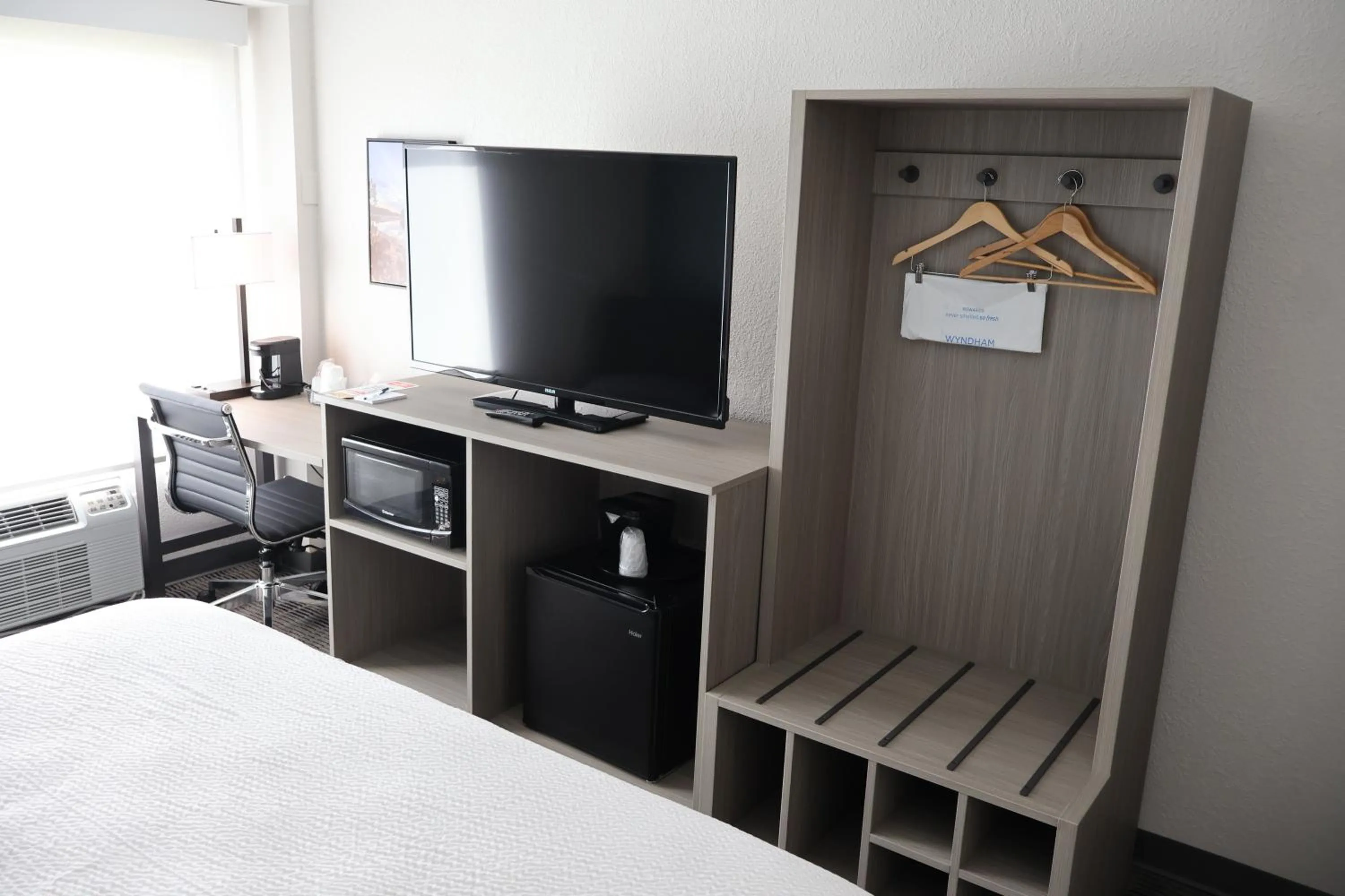 TV and multimedia, Bed in AmericInn by Wyndham Baxter Brainerd