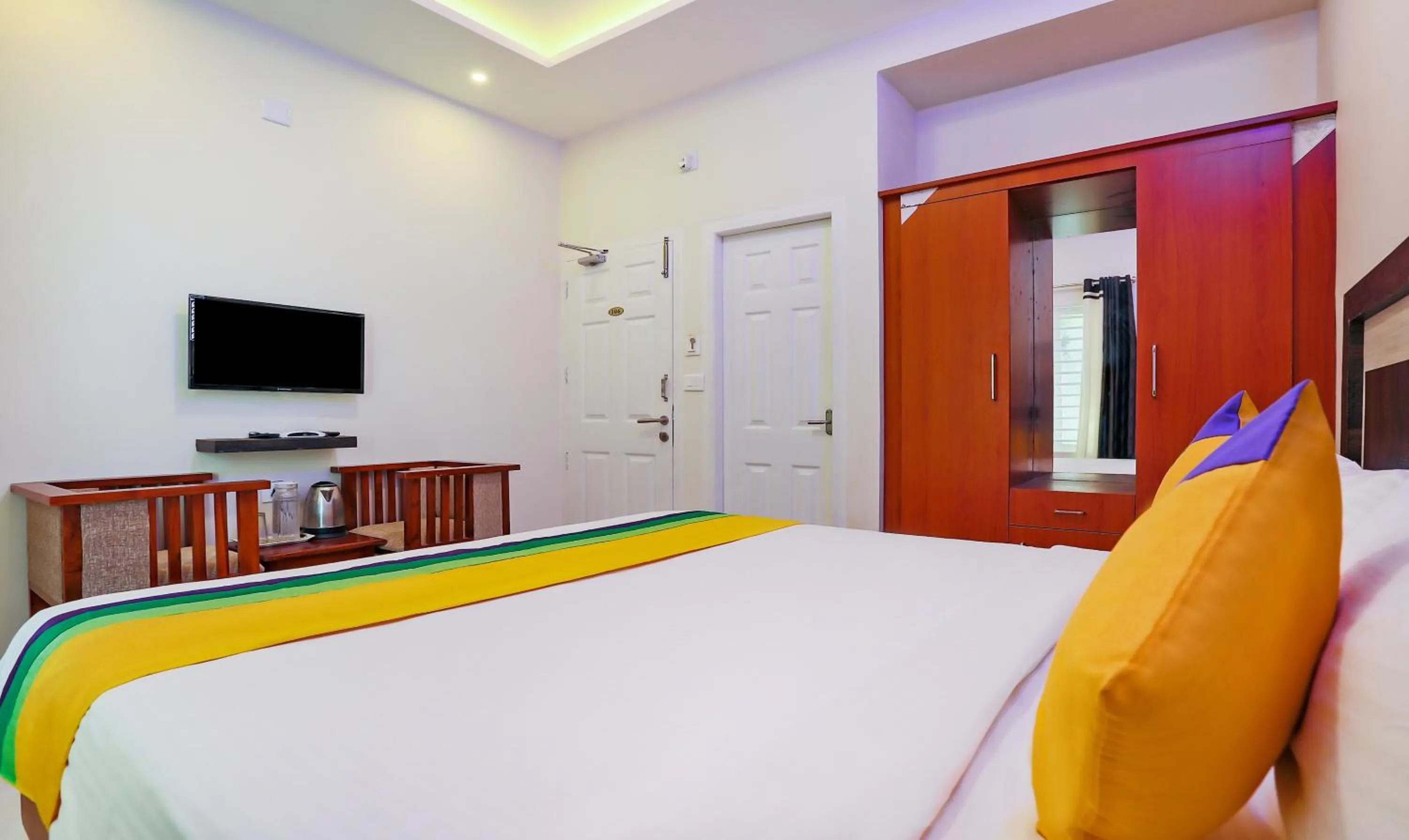 Bedroom, Bed in Itsy Hotels Kottaram Residency, 10 Mins To Botanical Garden