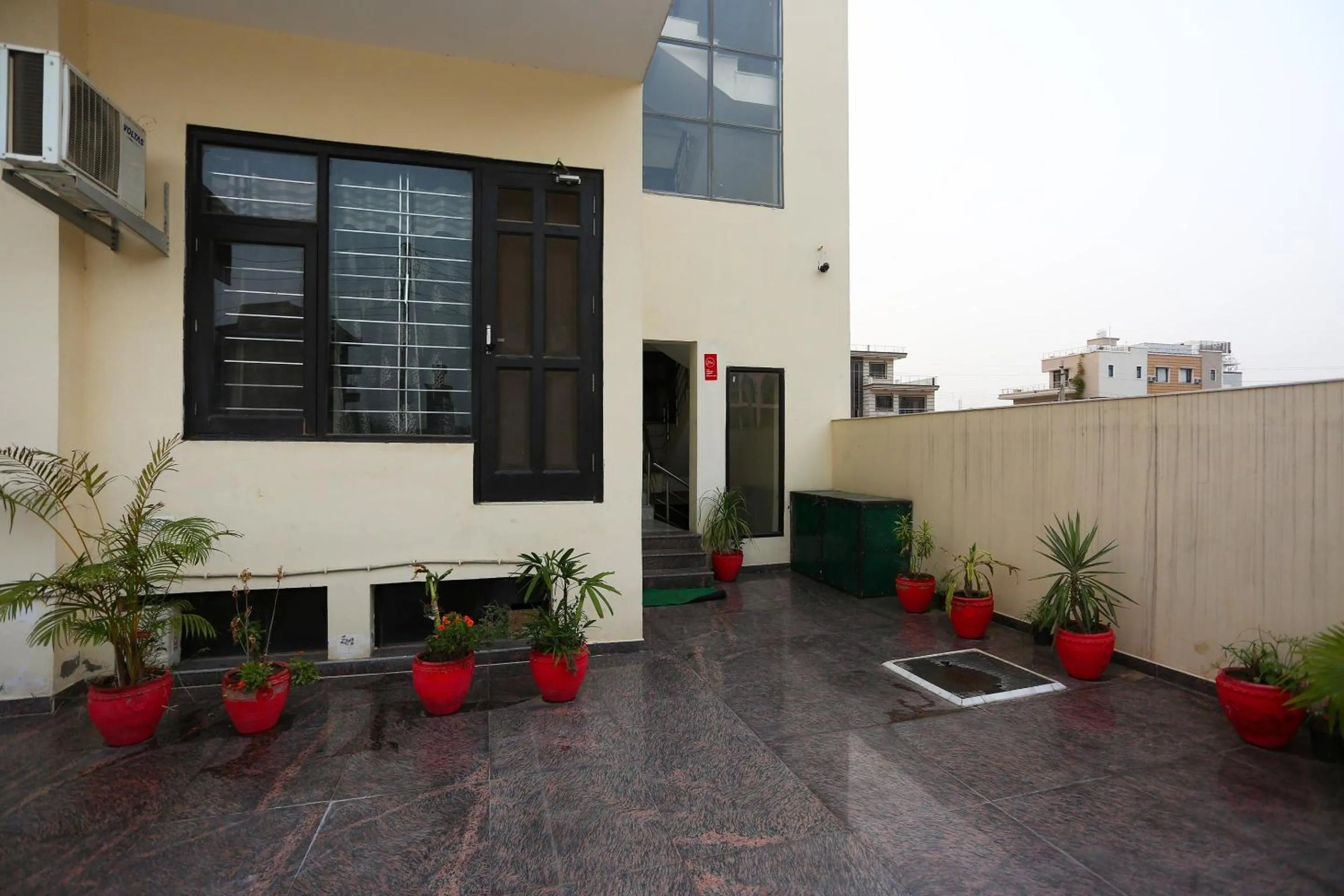 Facade/entrance in Hotel O The Shan