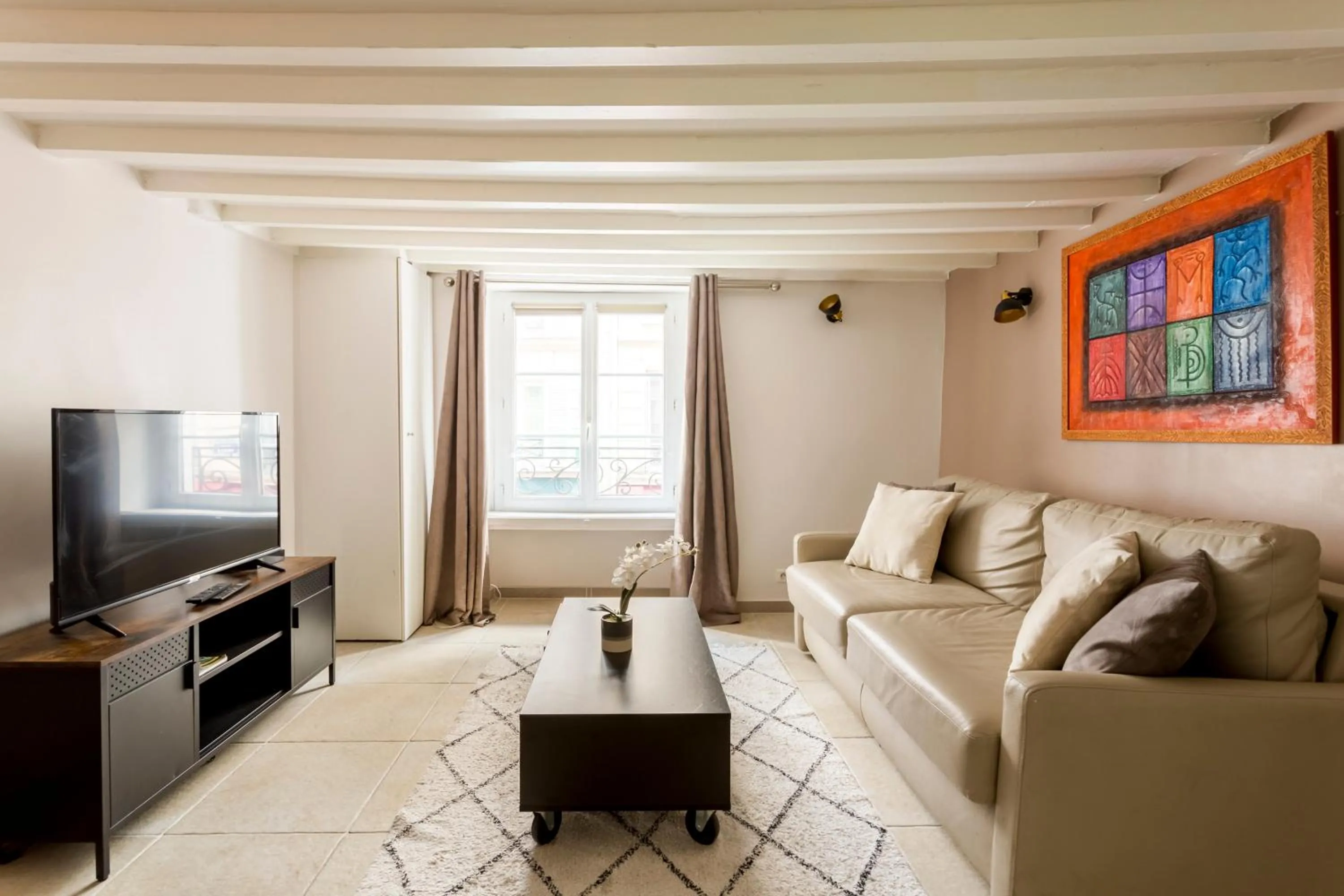 Communal lounge/ TV room in Rivoli Vieille du temple with AC