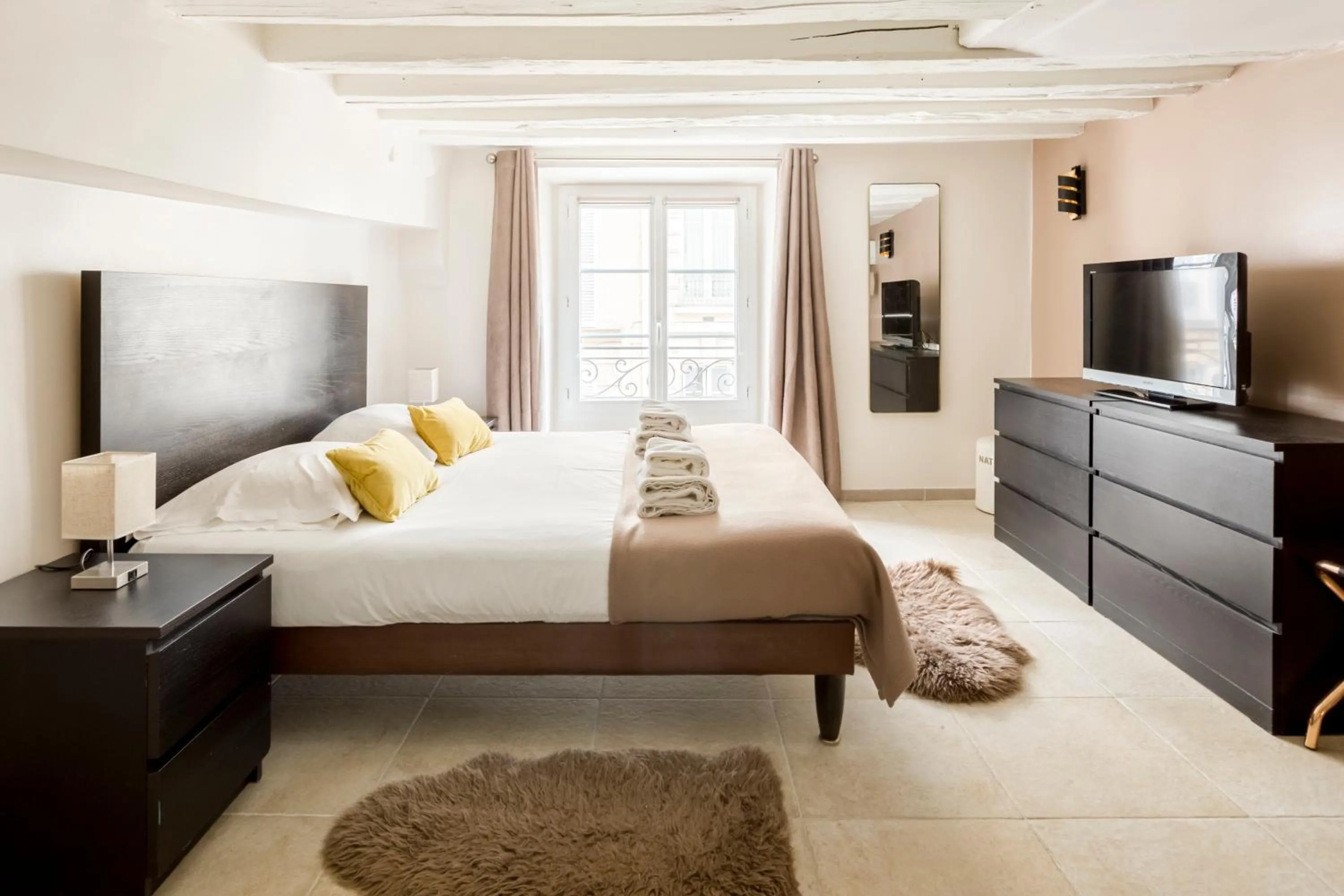Bed in Rivoli Vieille du temple with AC