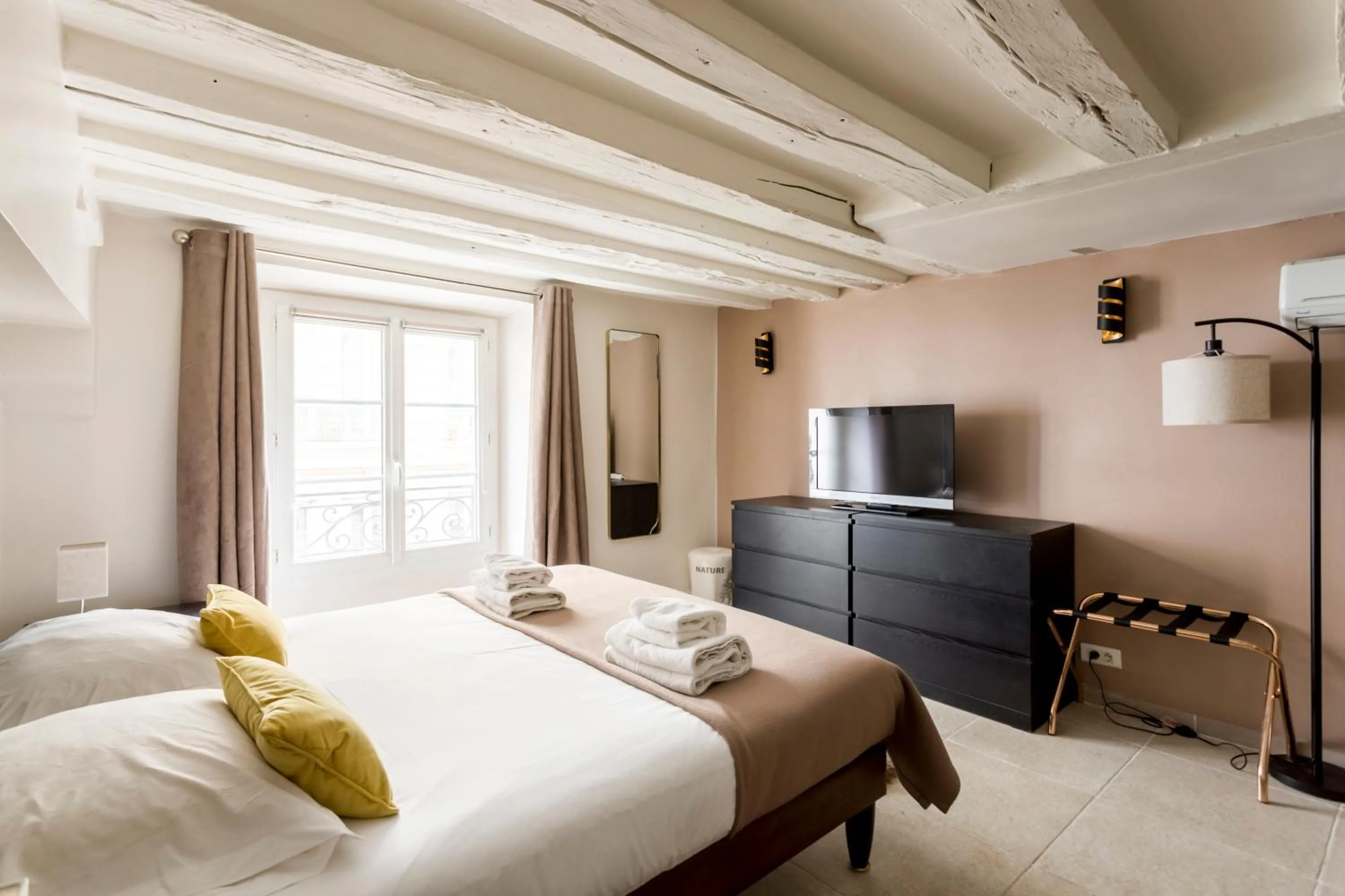 Bed in Rivoli Vieille du temple with AC